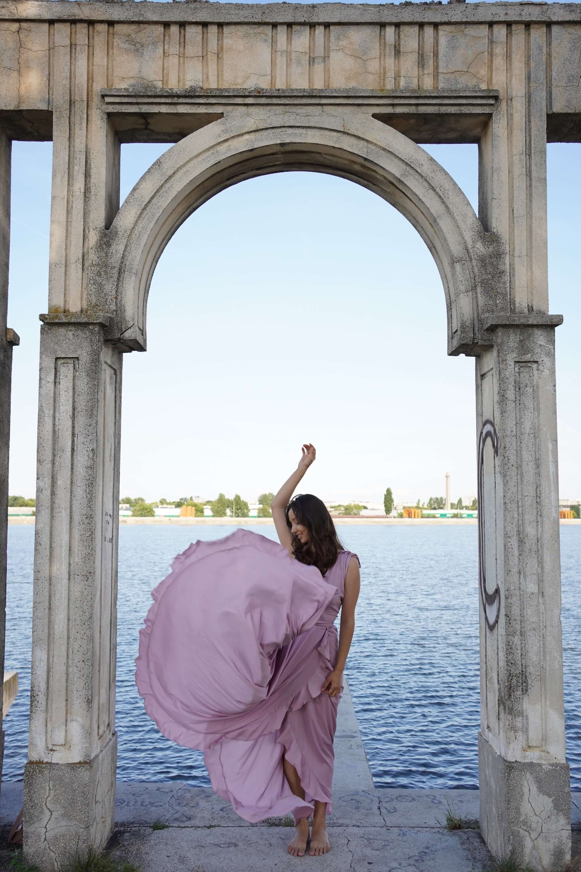 rochie lunga vaporoasa roz lila cu cordon si volanase