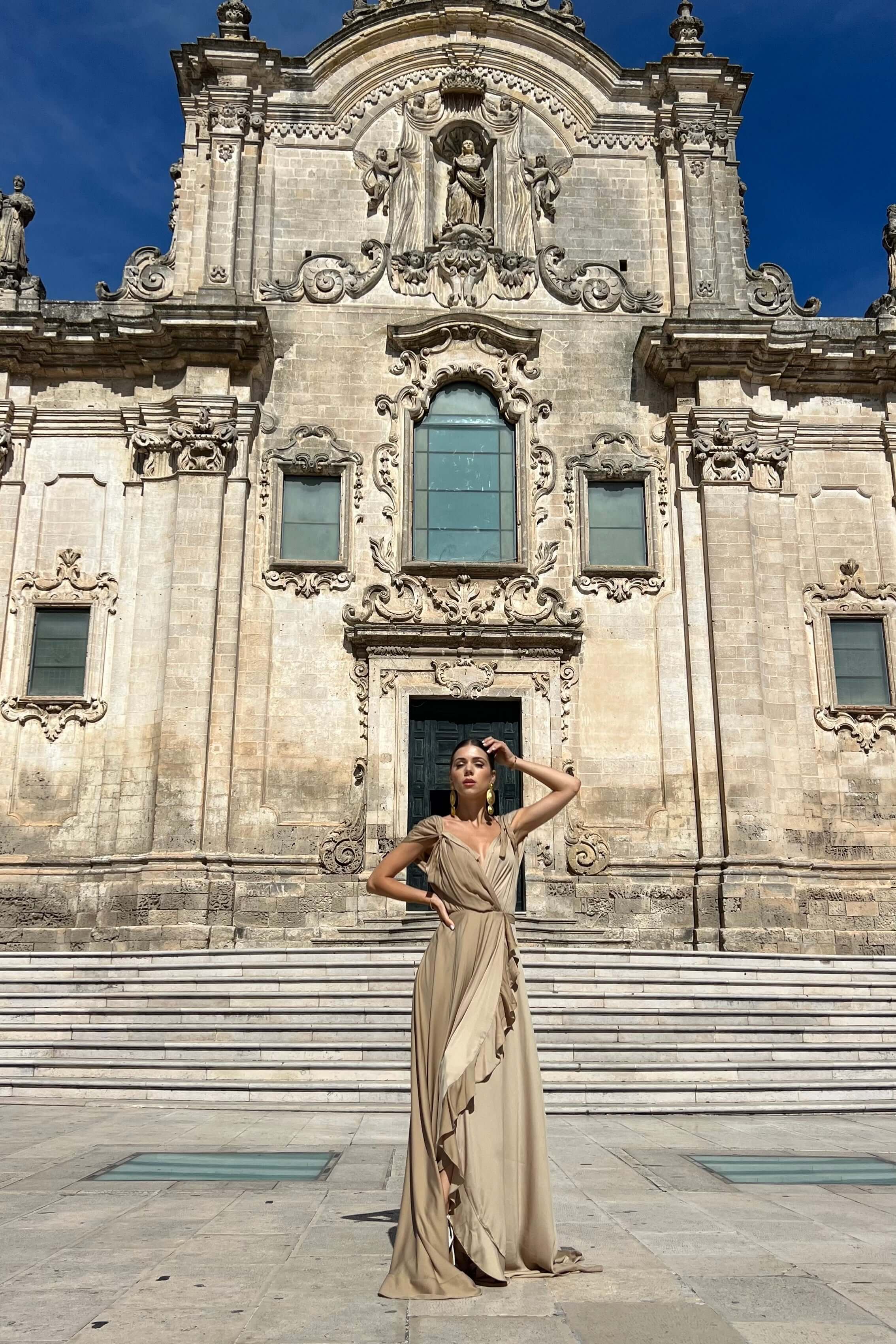 rochie lunga vaporoasa cordon in talie si volanase