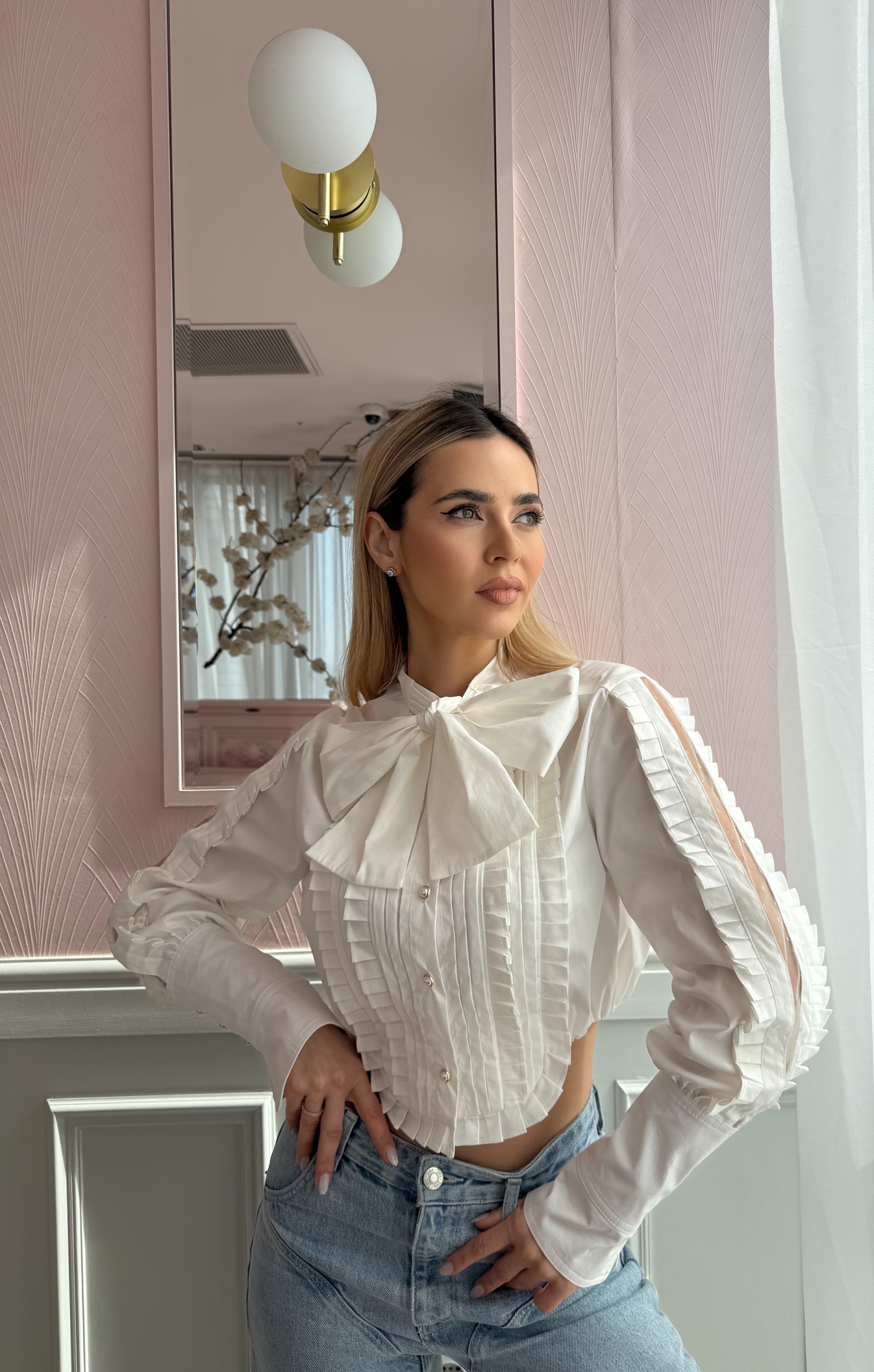 Cămașa albă cu fundă statement, pliseuri couture și inserții transparente Magnolia