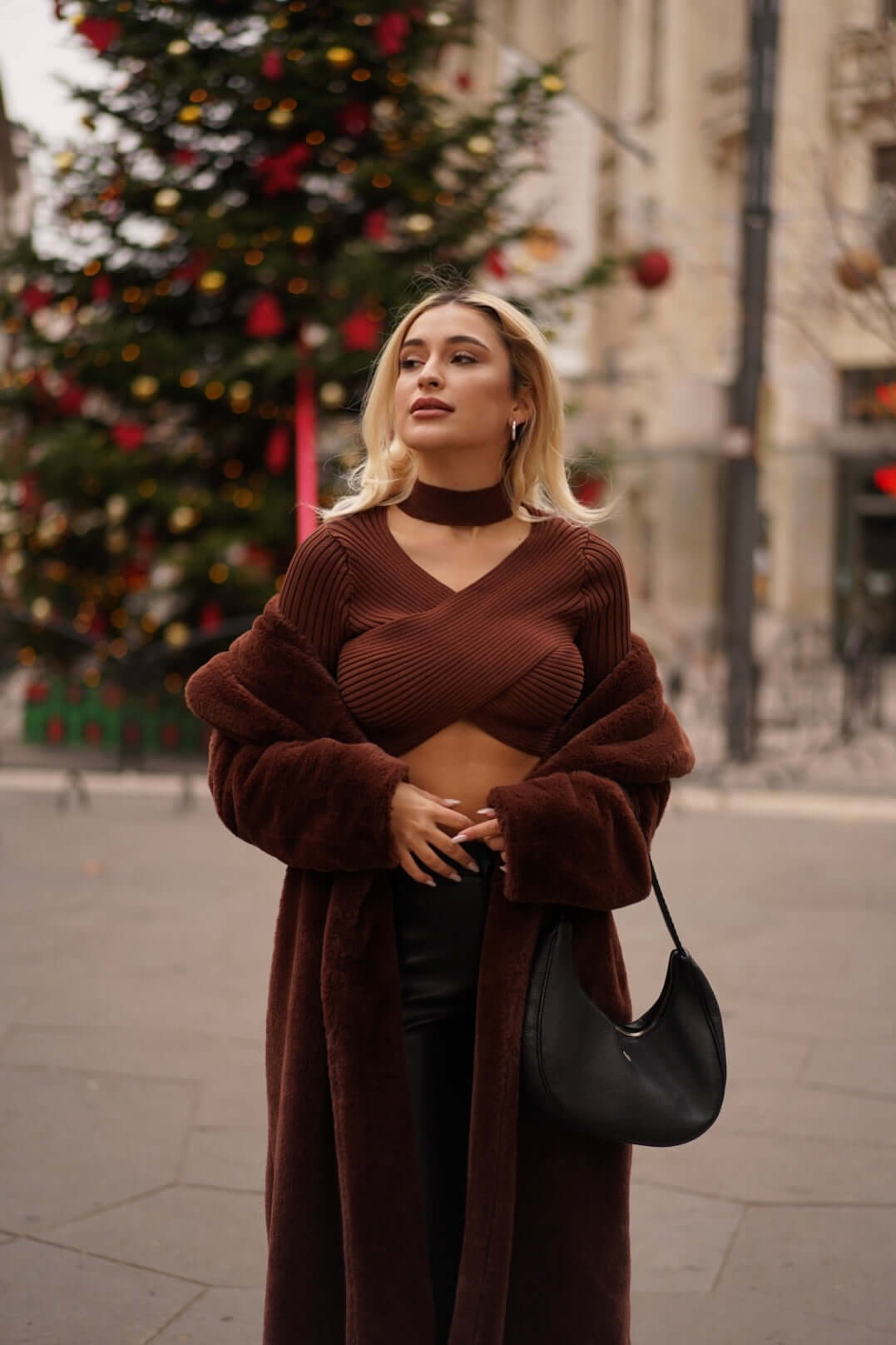 Top cu Decupaj si Choker, Maro, Yara