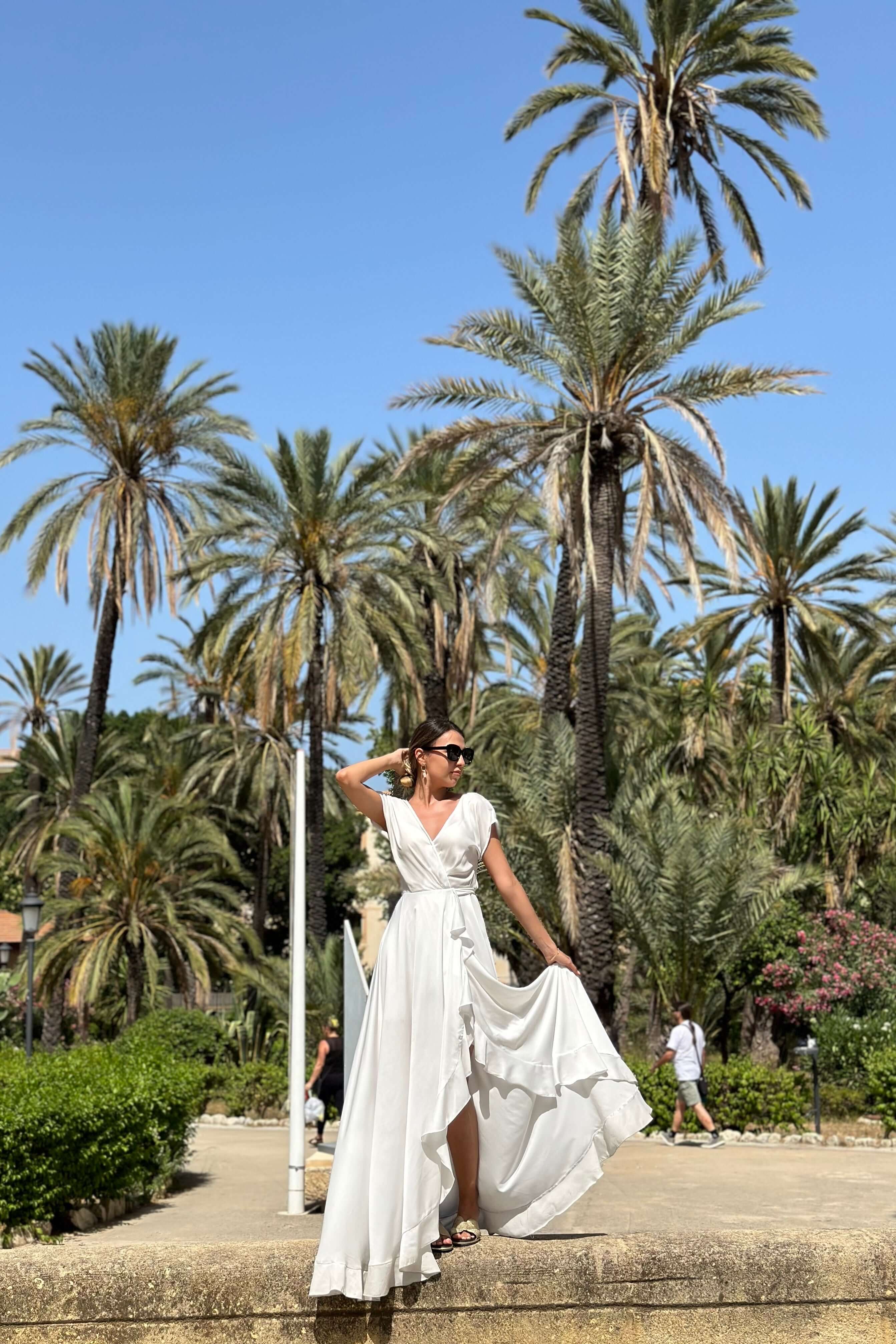 rochie lunga alba vaporoasa cu cordon si volanase