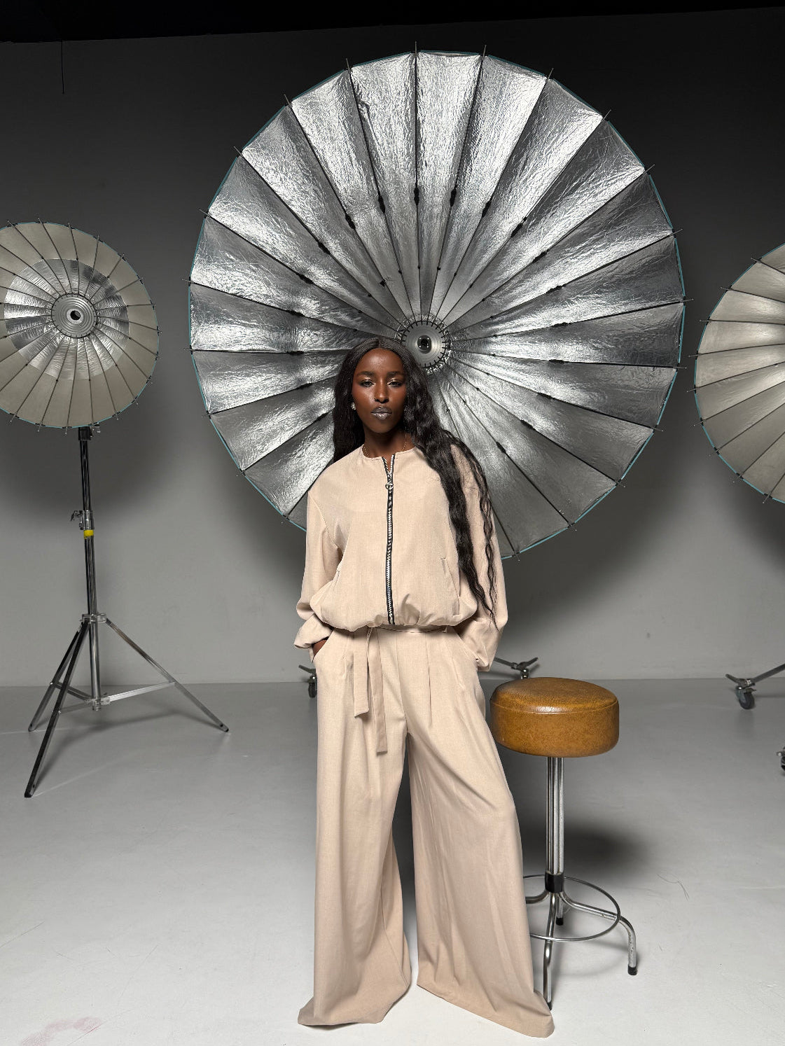 Costum Dama Elegant cu Jacheta Bomber si Pantaloni Palazzo Beige VOYAGEUSE