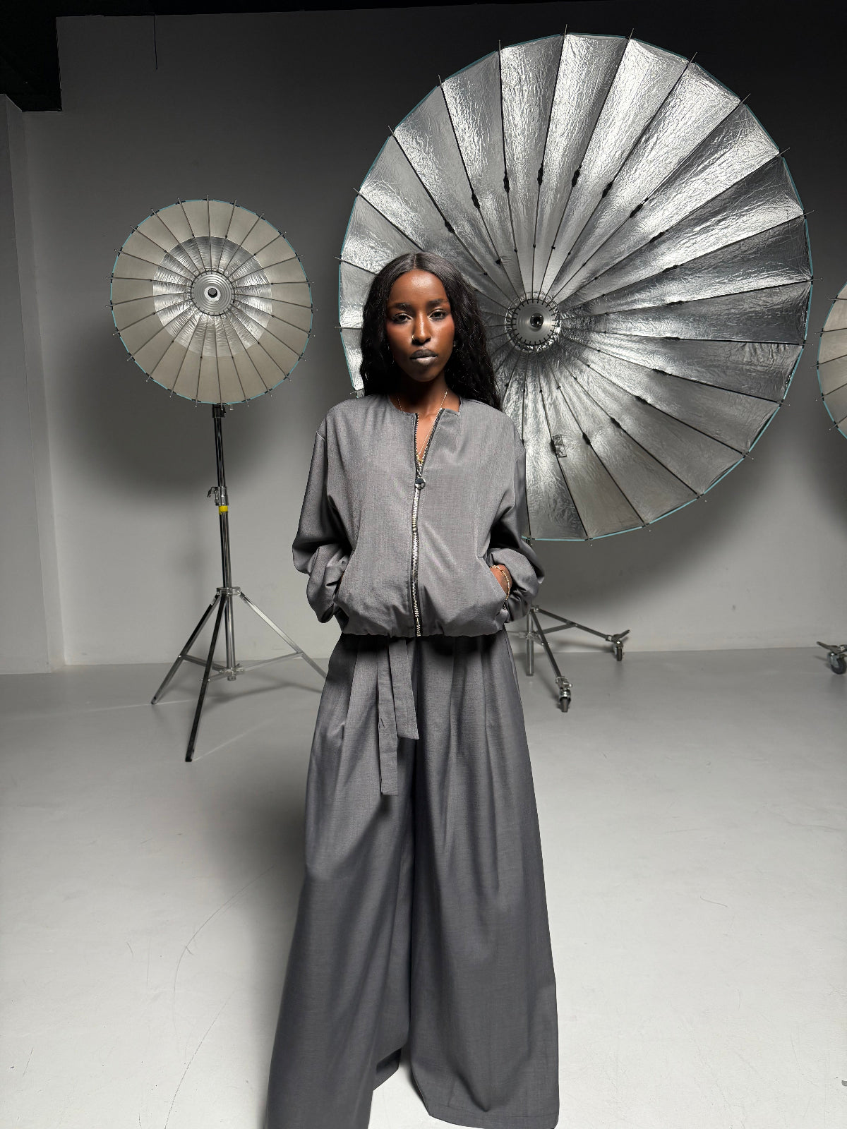 Costum Dama Elegant cu Jacheta Bomber si Pantaloni Palazzo Gri VOYAGEUSE