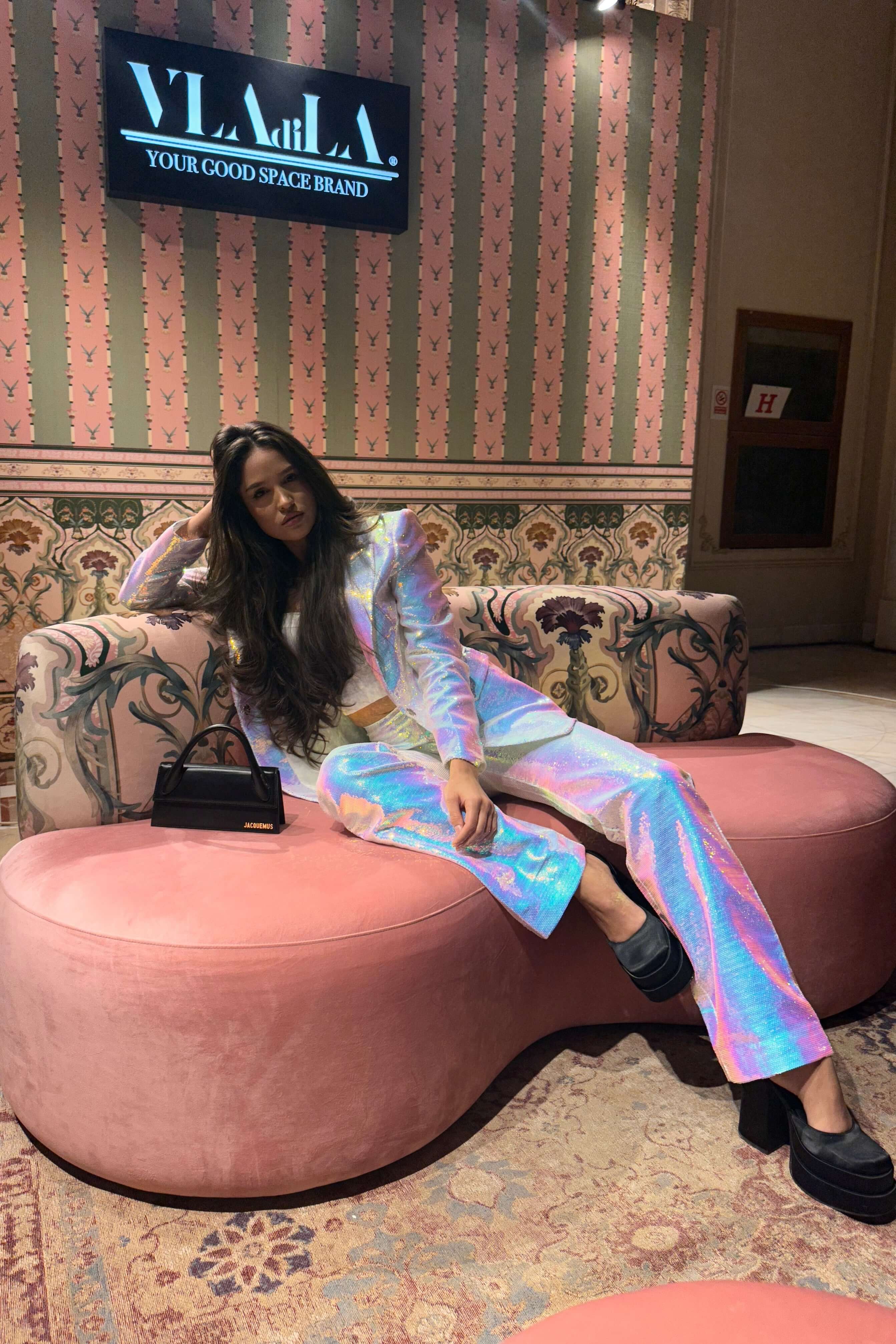 costum alb cu paiete sacou cu maneca lunga cu paiete pantaloni lungi cu paiete albe