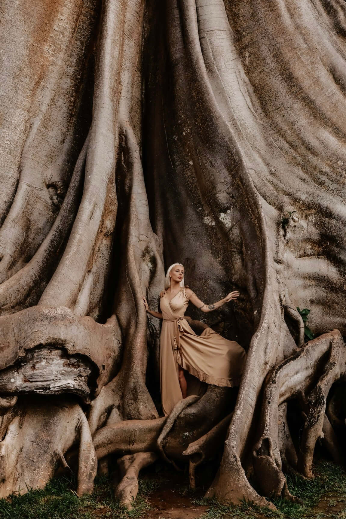 rochie lunga vaporoasa cordon in talie si volanase