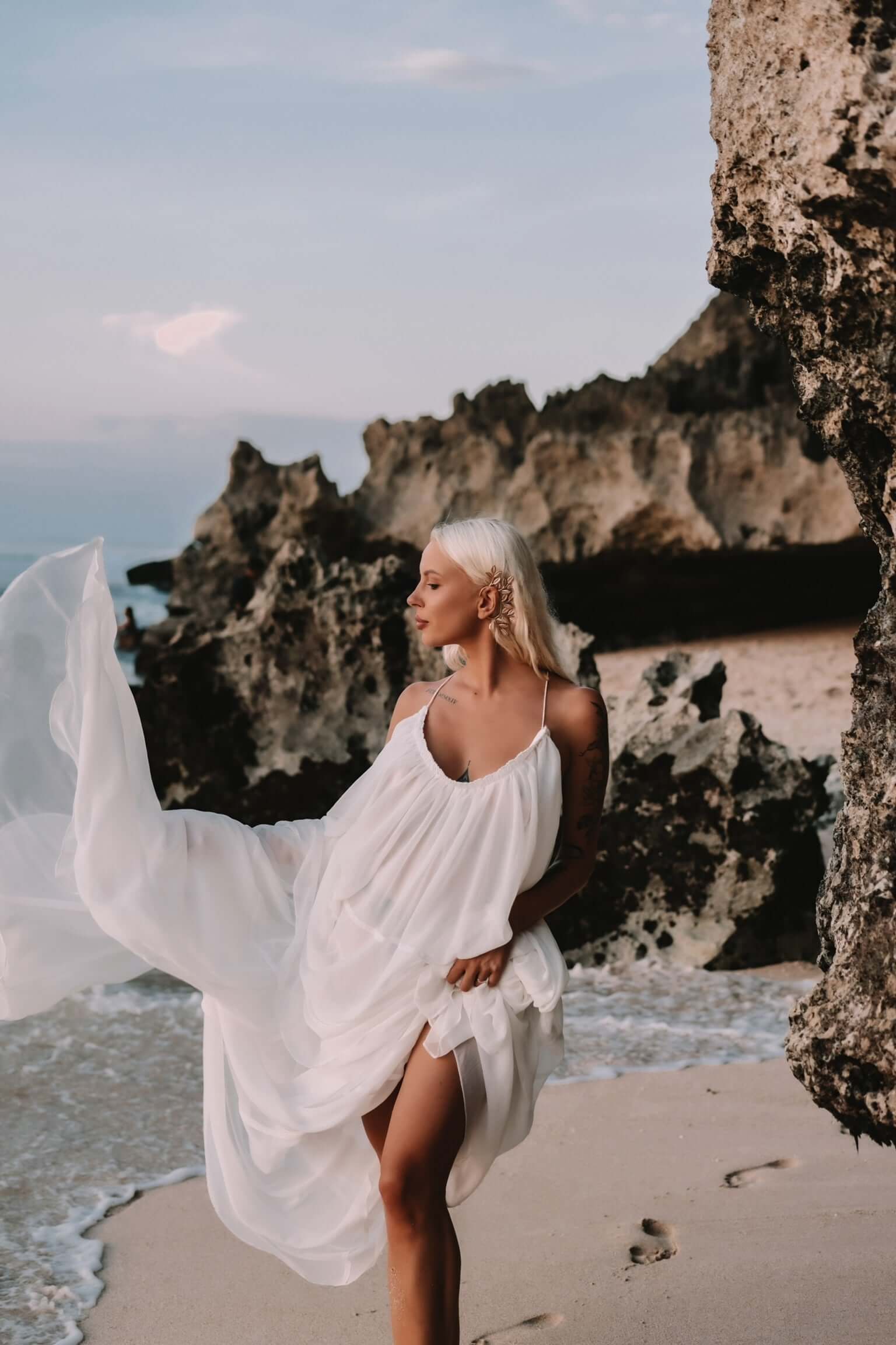 rochie lunga alba vaporoasa