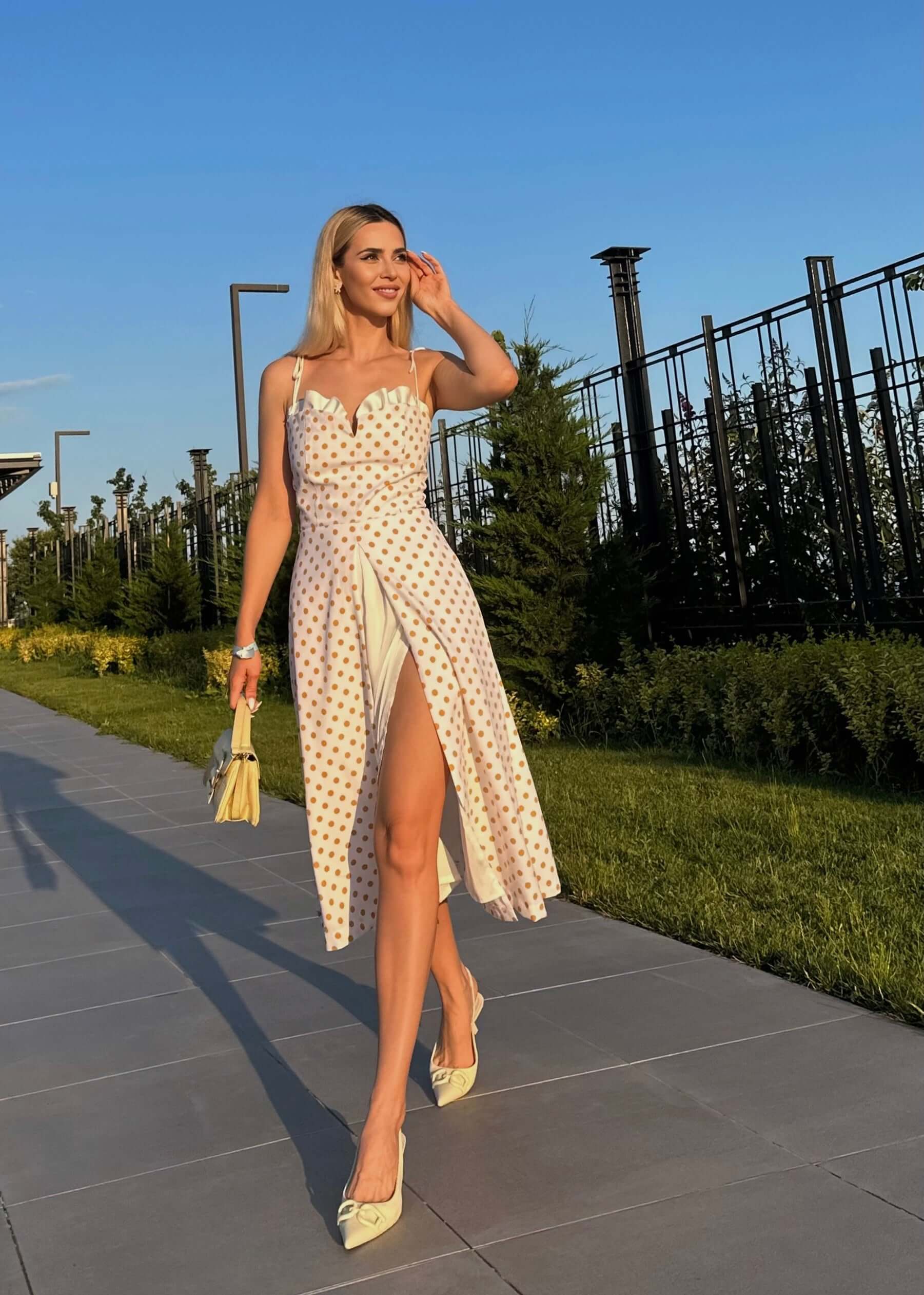 rochie alba cu buline galbene cu corset si crapatura