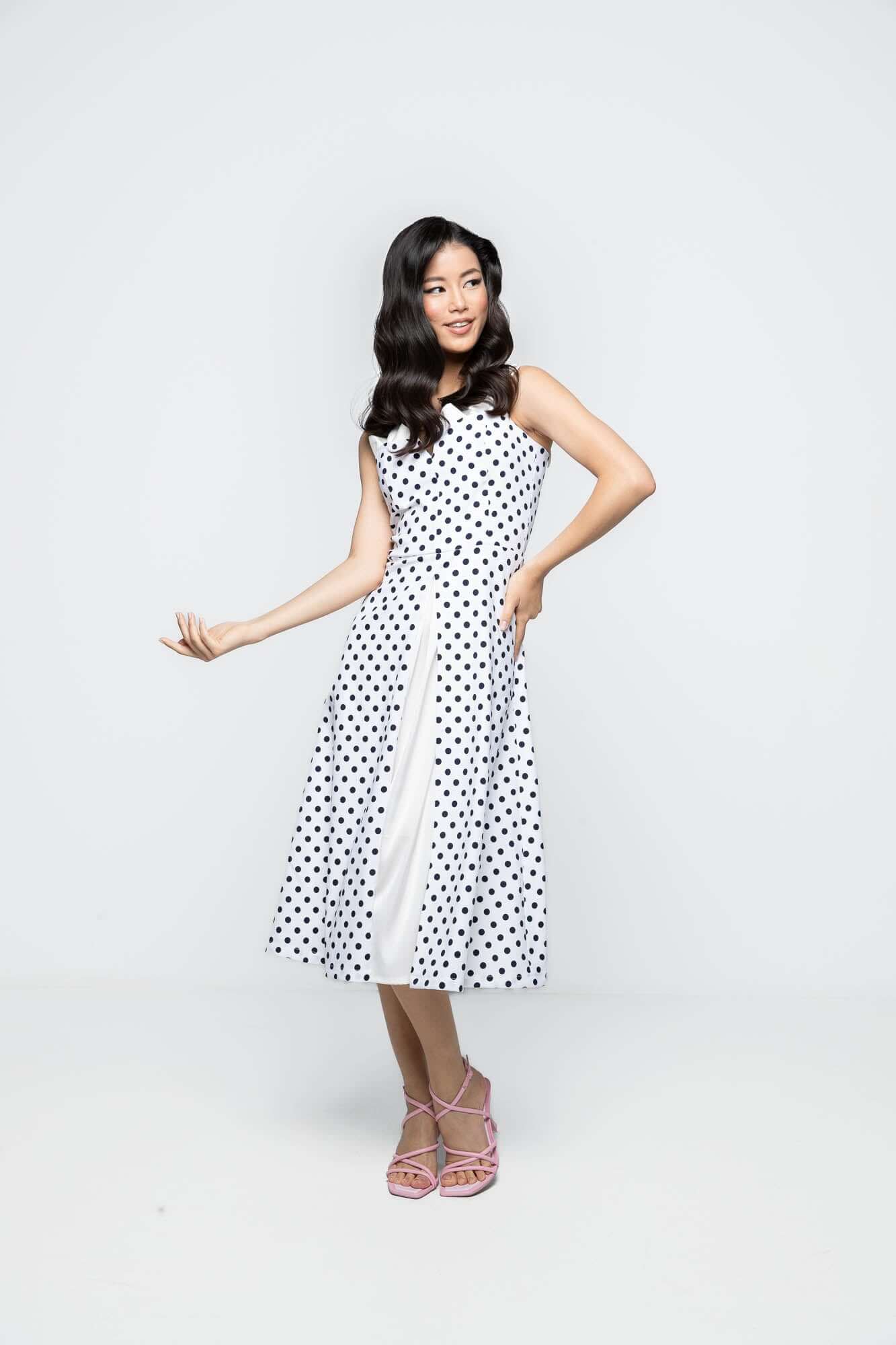 rochie alba cu buline negre cu corset si crapatura