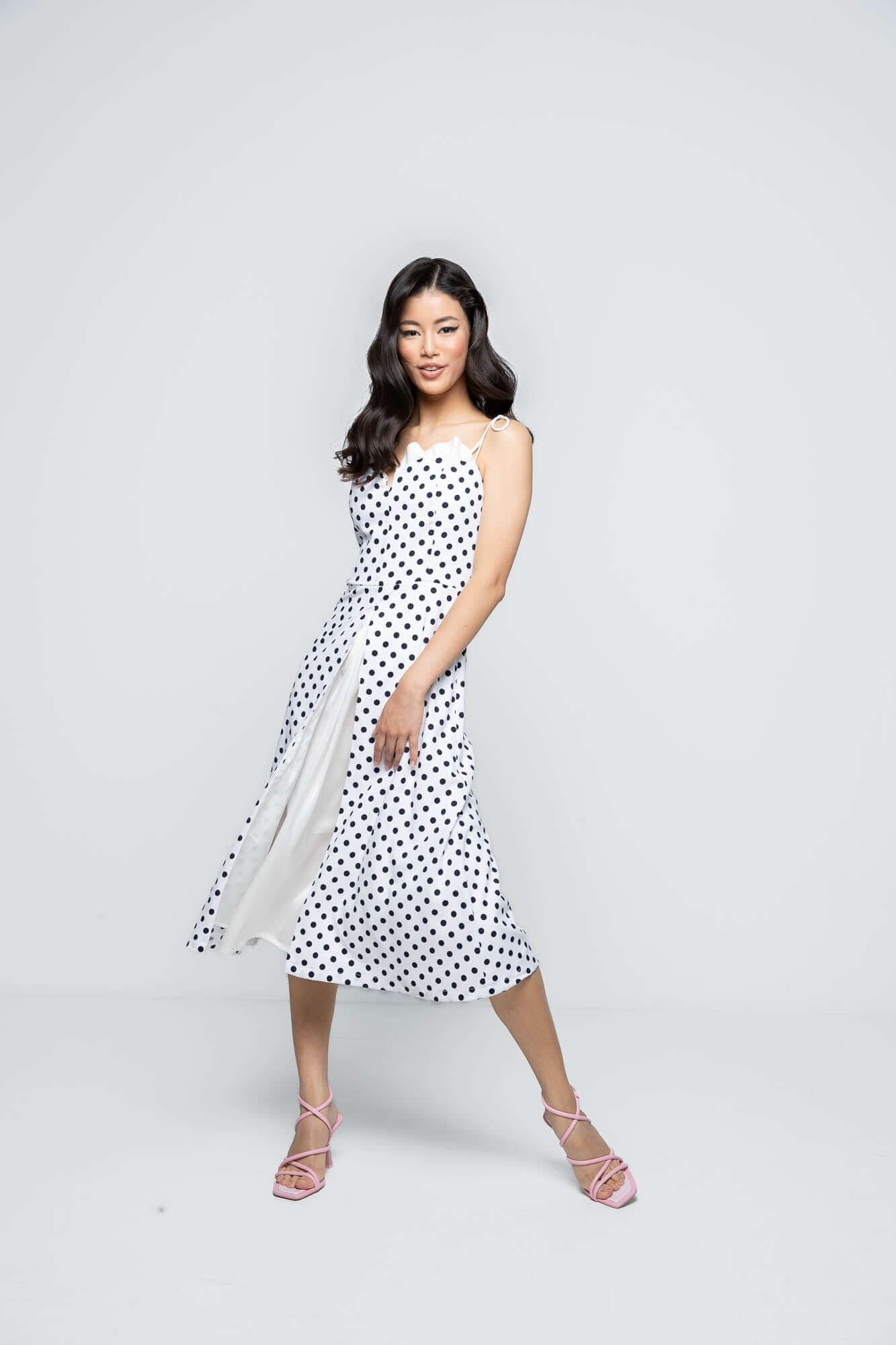 rochie alba cu buline negre cu corset si crapatura