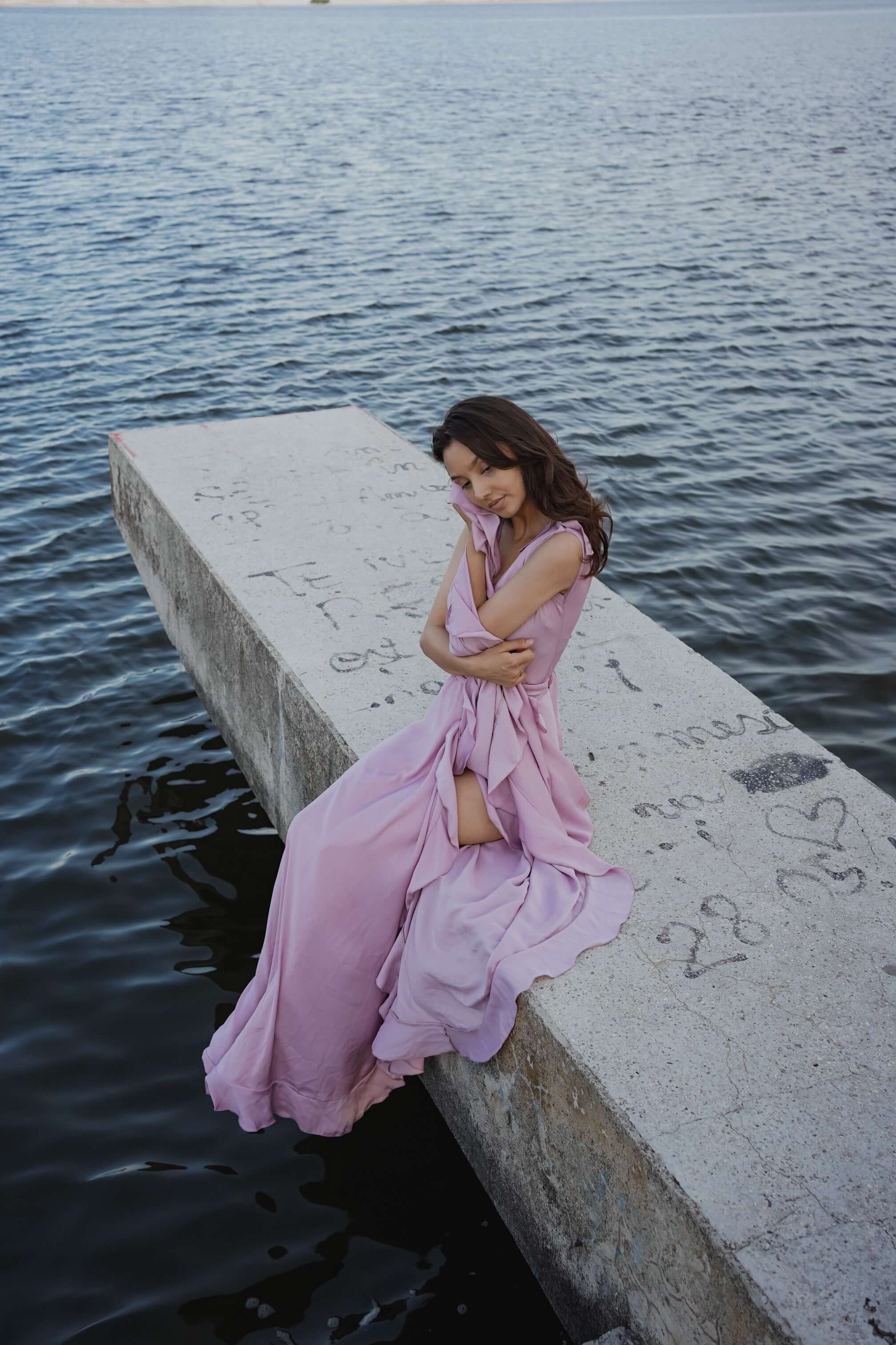 rochie lunga vaporoasa roz lila cu cordon si volanase