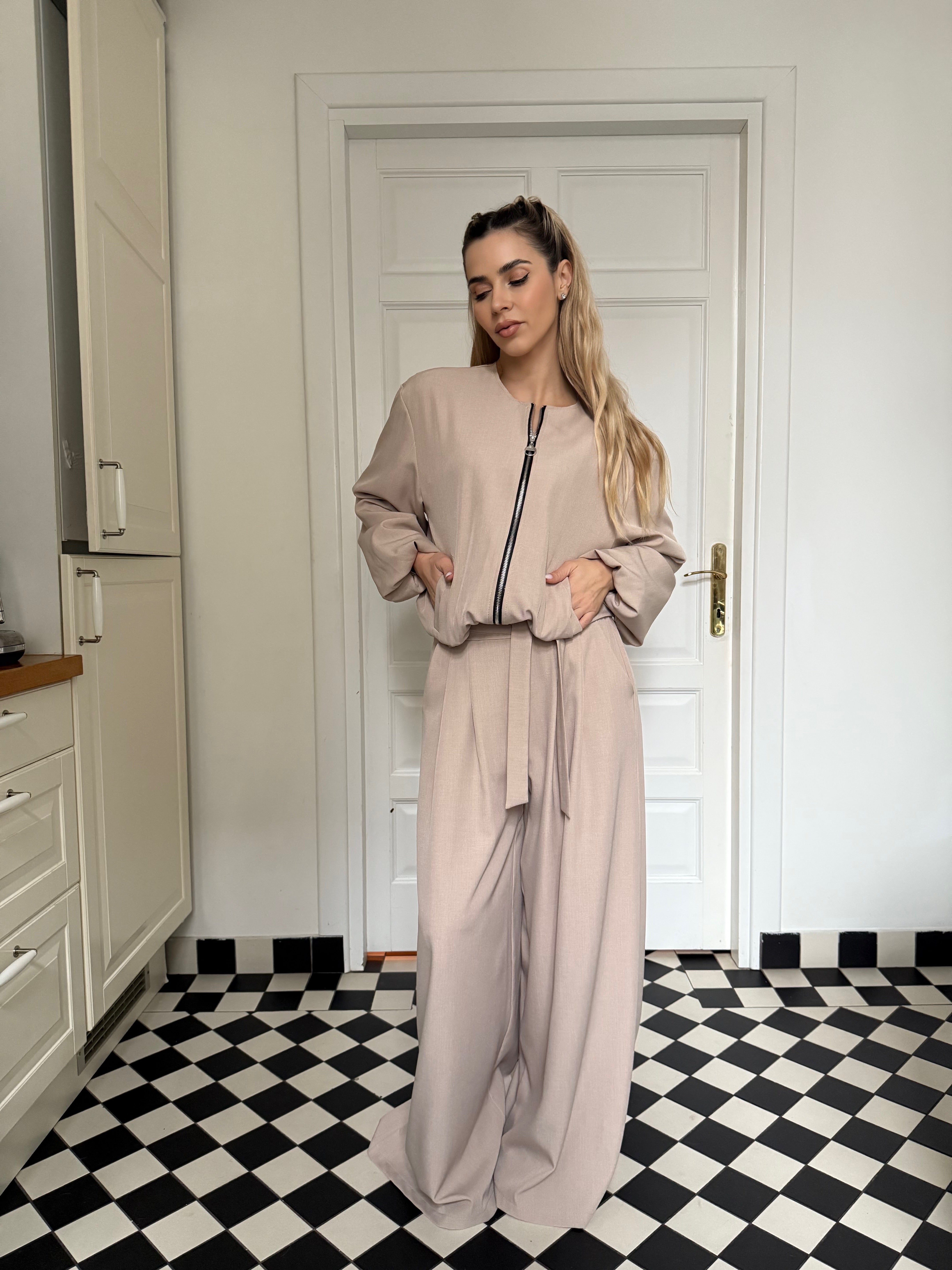 Costum Dama Elegant cu Jacheta Bomber si Pantaloni Palazzo Beige VOYAGEUSE