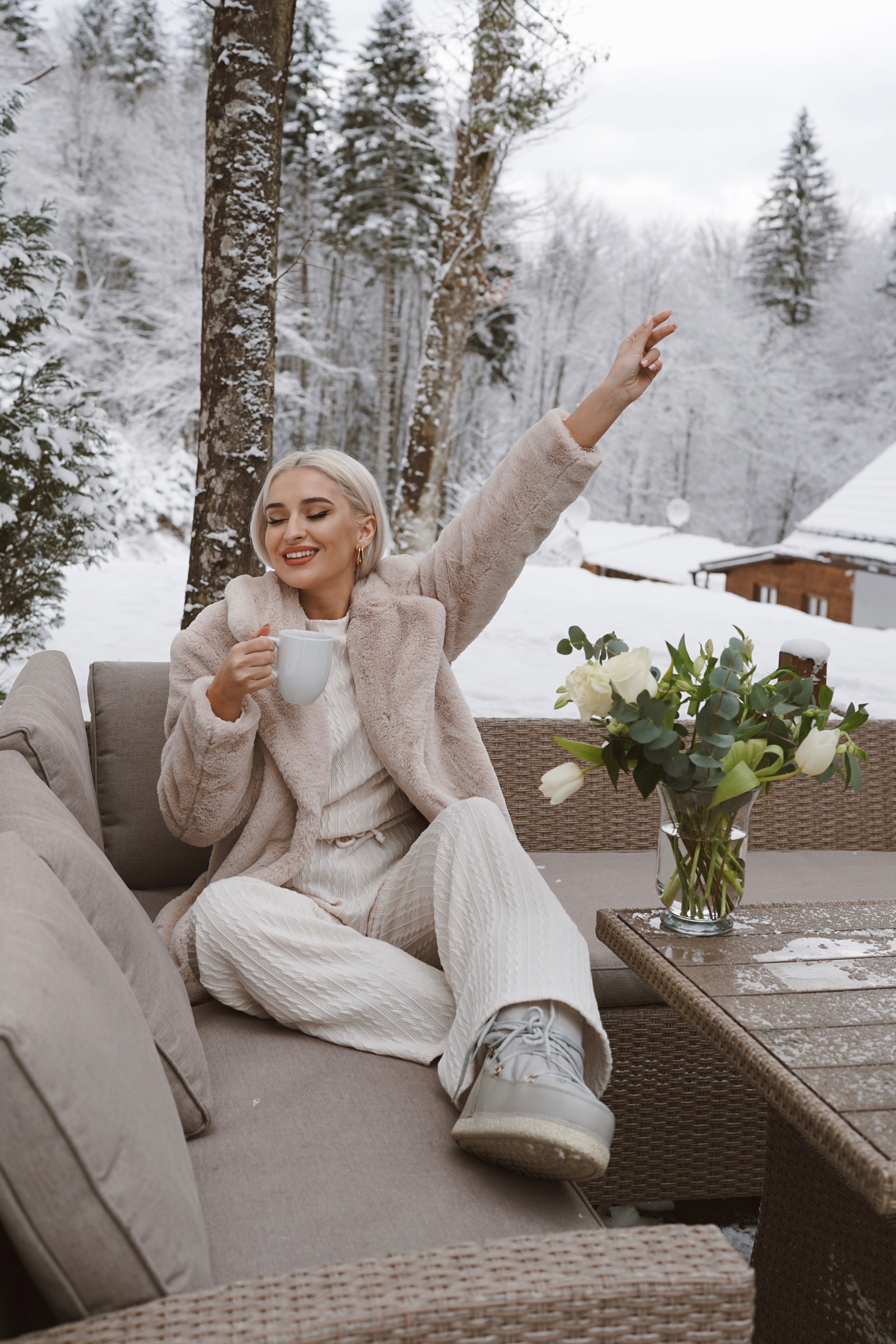 pantaloni lungi albi crosetati bluza alba crosetata cu maneca lunga