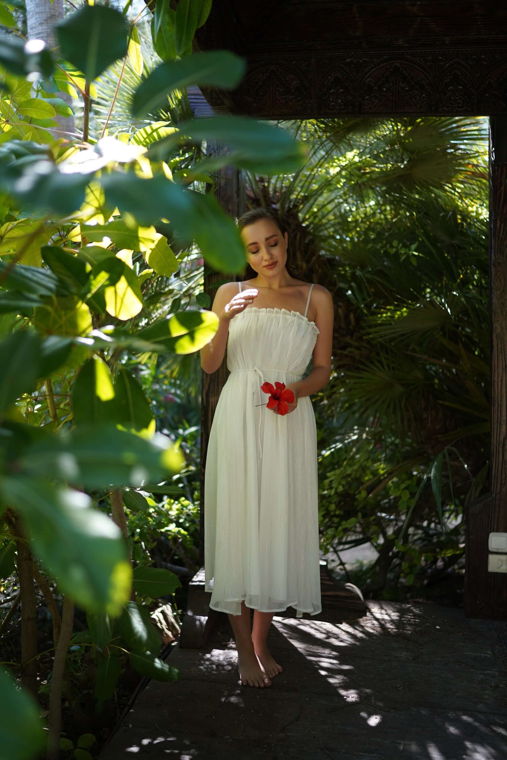 rochie alba lunga larga sclipitoare