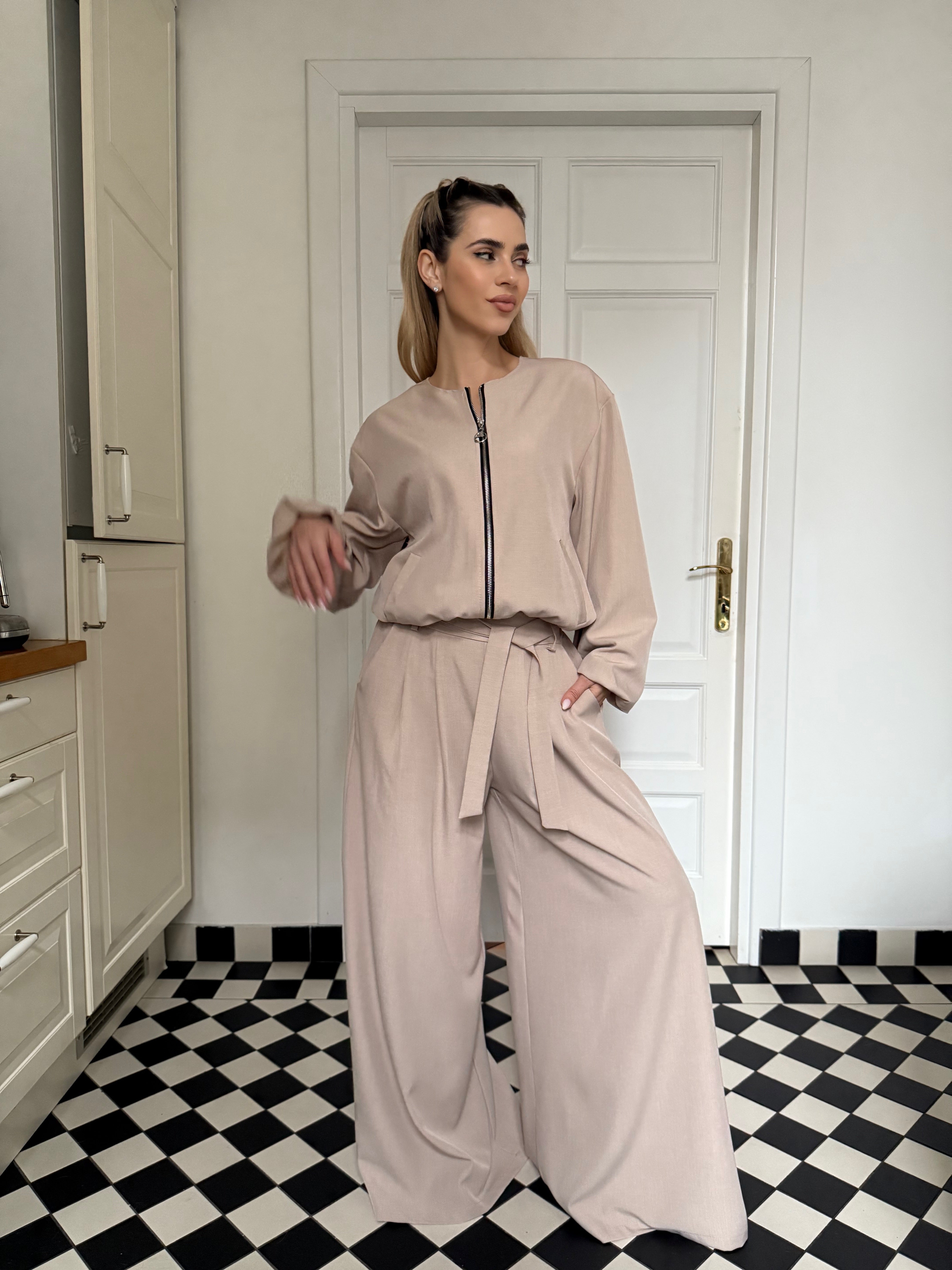 Costum Dama Elegant cu Jacheta Bomber si Pantaloni Palazzo Beige VOYAGEUSE