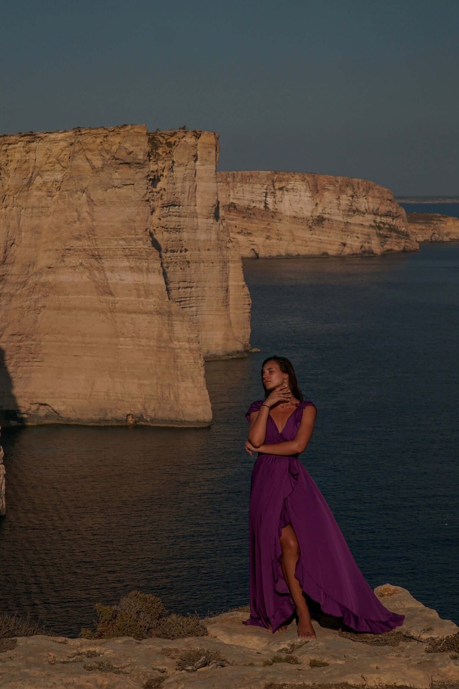 rochie lunga vaporoasa mov cu cordon si volanase