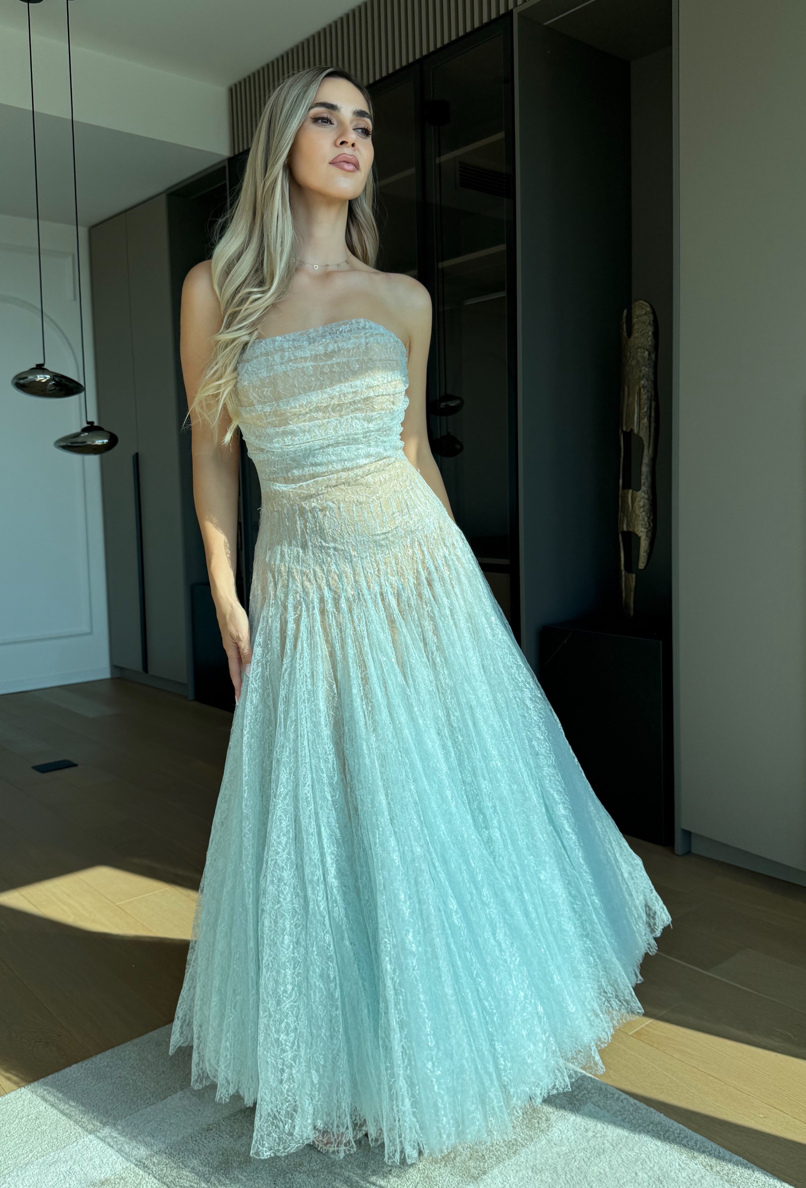 Rochie lungă elegantă din dantelă, cu bust drapat fără bretele și fustă amplă Apolline Céleste