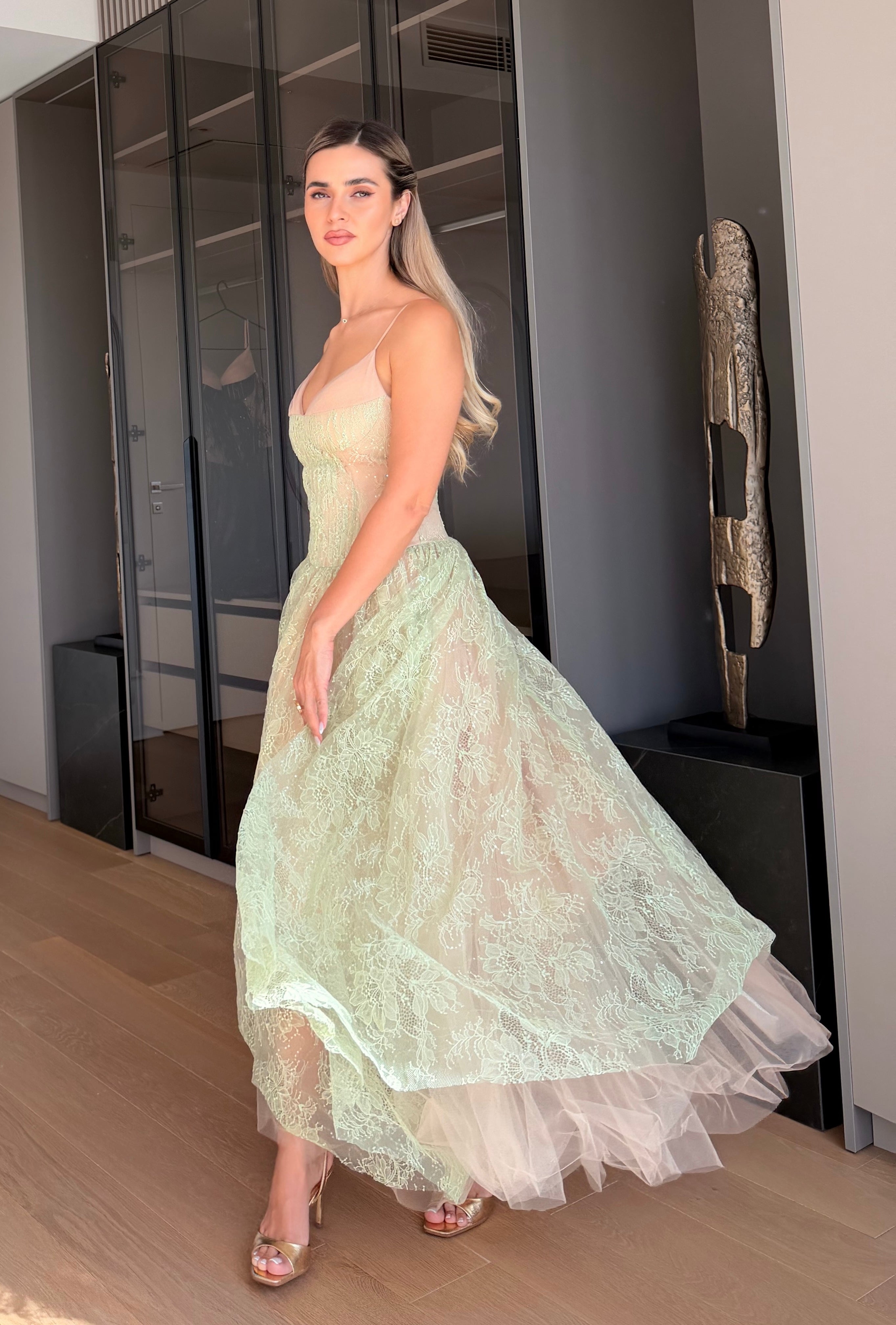 Aveline Pistache - Rochie midi elegantă din dantelă, cu bust tip corset, bretele fine și fustă amplă