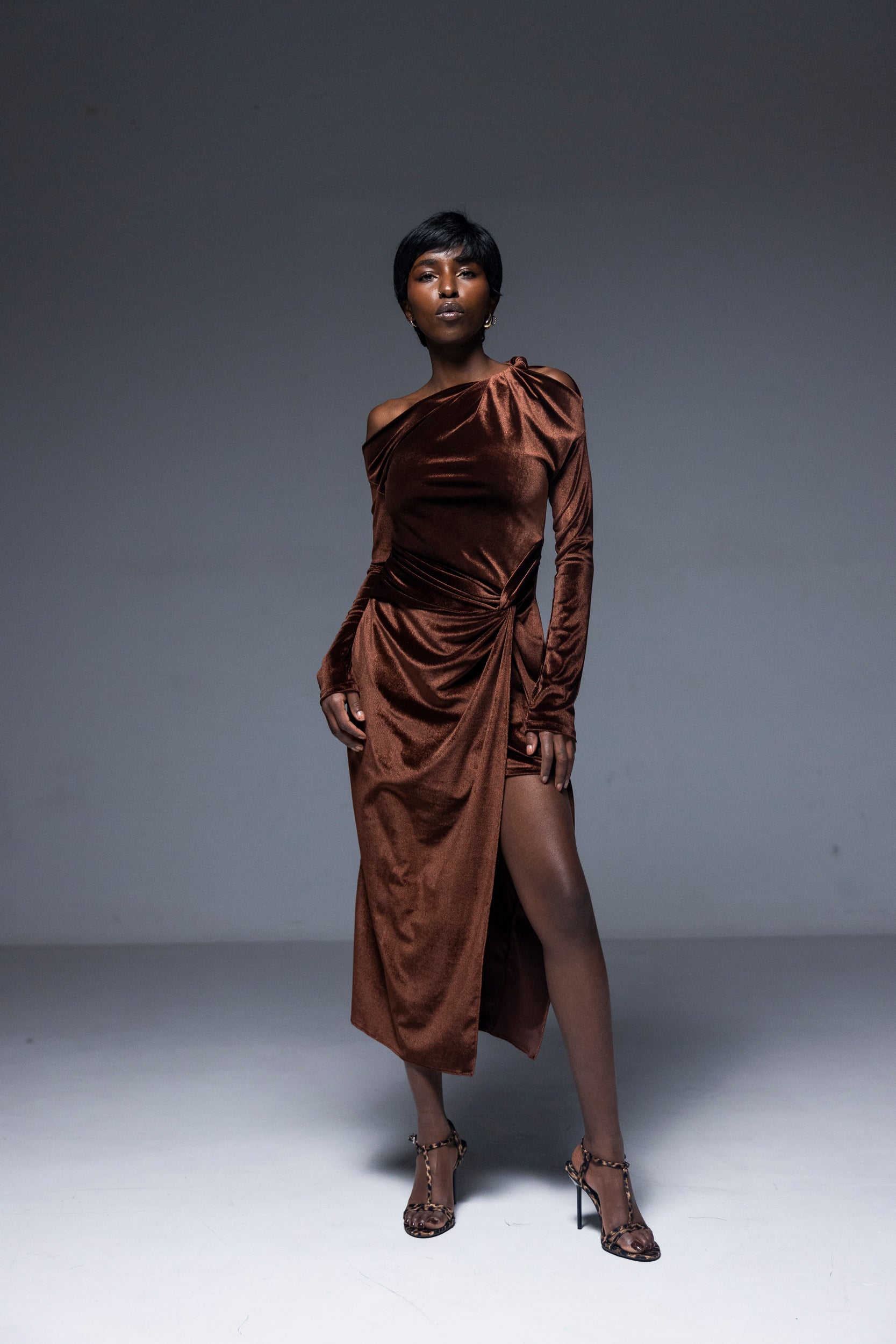 Rochie catifea cu drapaj, maro castaniu, Arlu