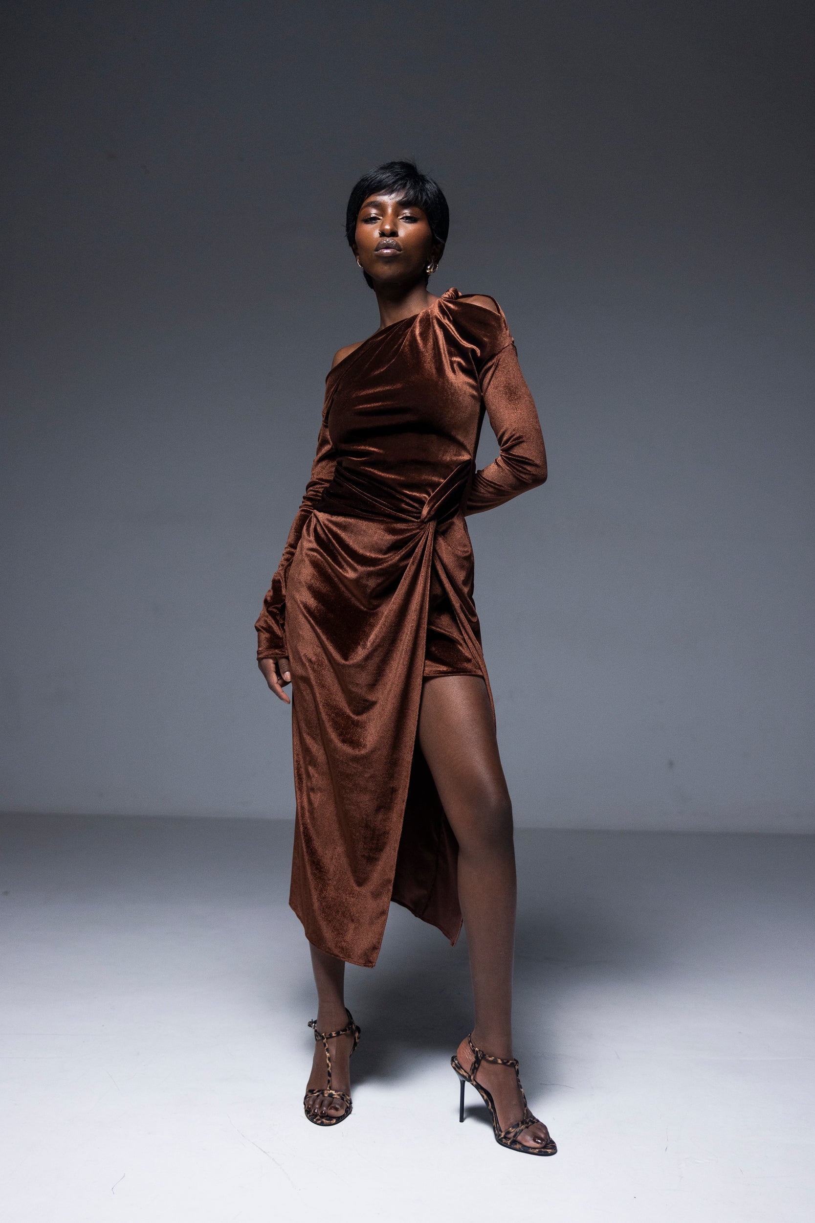Rochie catifea cu drapaj, maro castaniu, Arlu