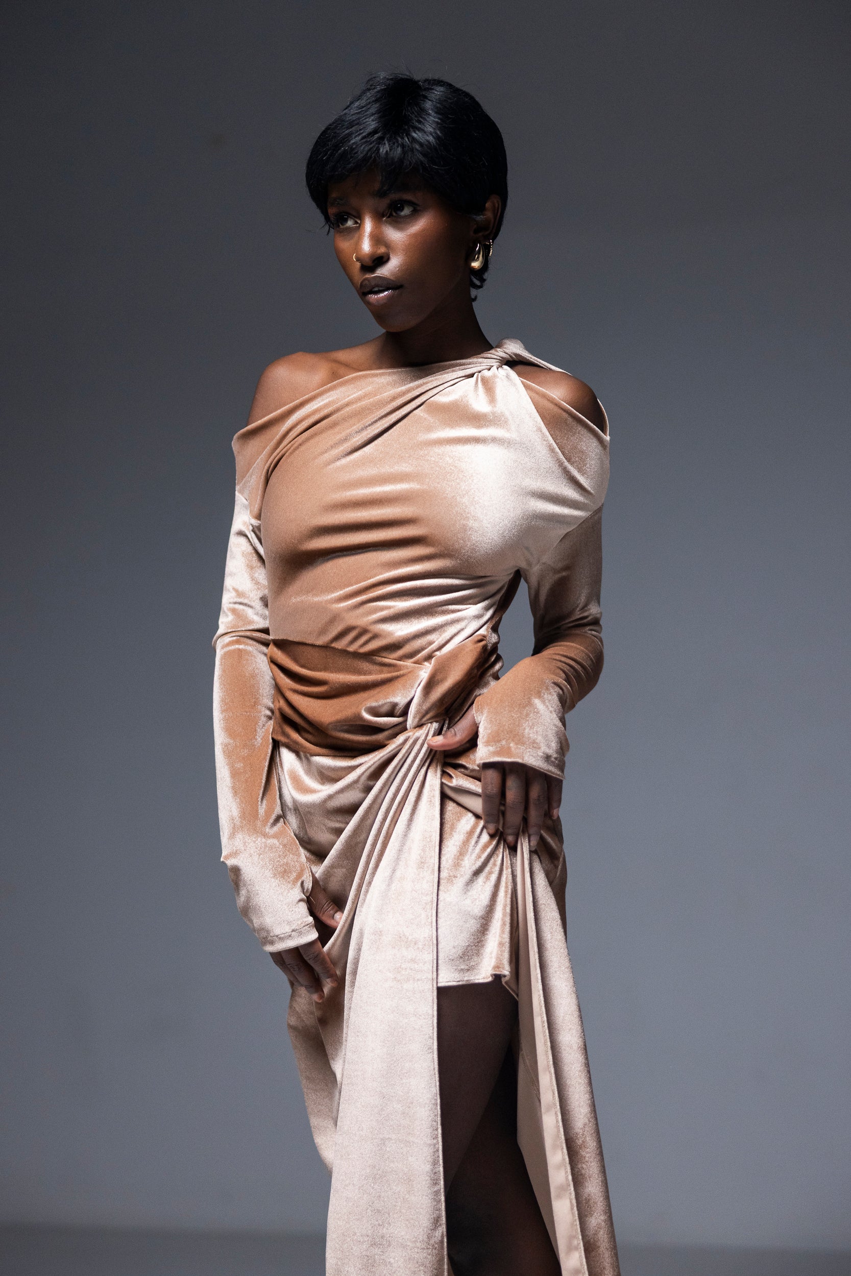 Rochie catifea cu drapaj, beige pudra, Arlu