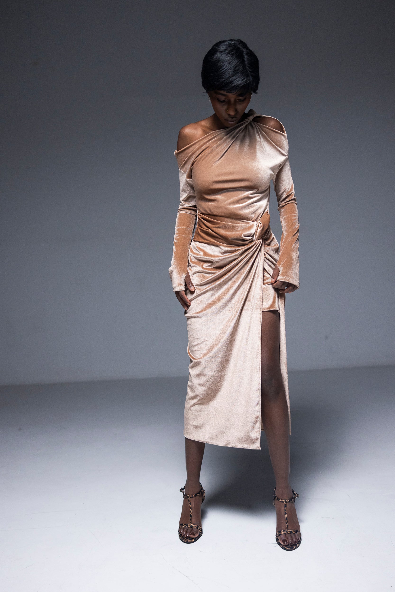 Rochie catifea cu drapaj, beige pudra, Arlu