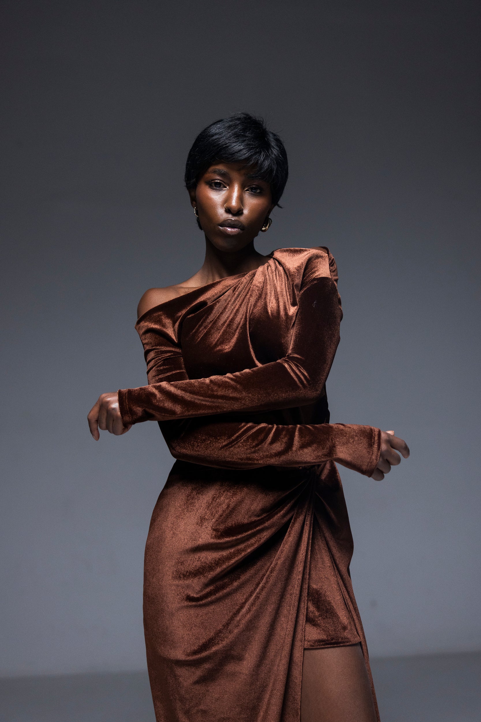 Rochie catifea cu drapaj, maro castaniu, Arlu