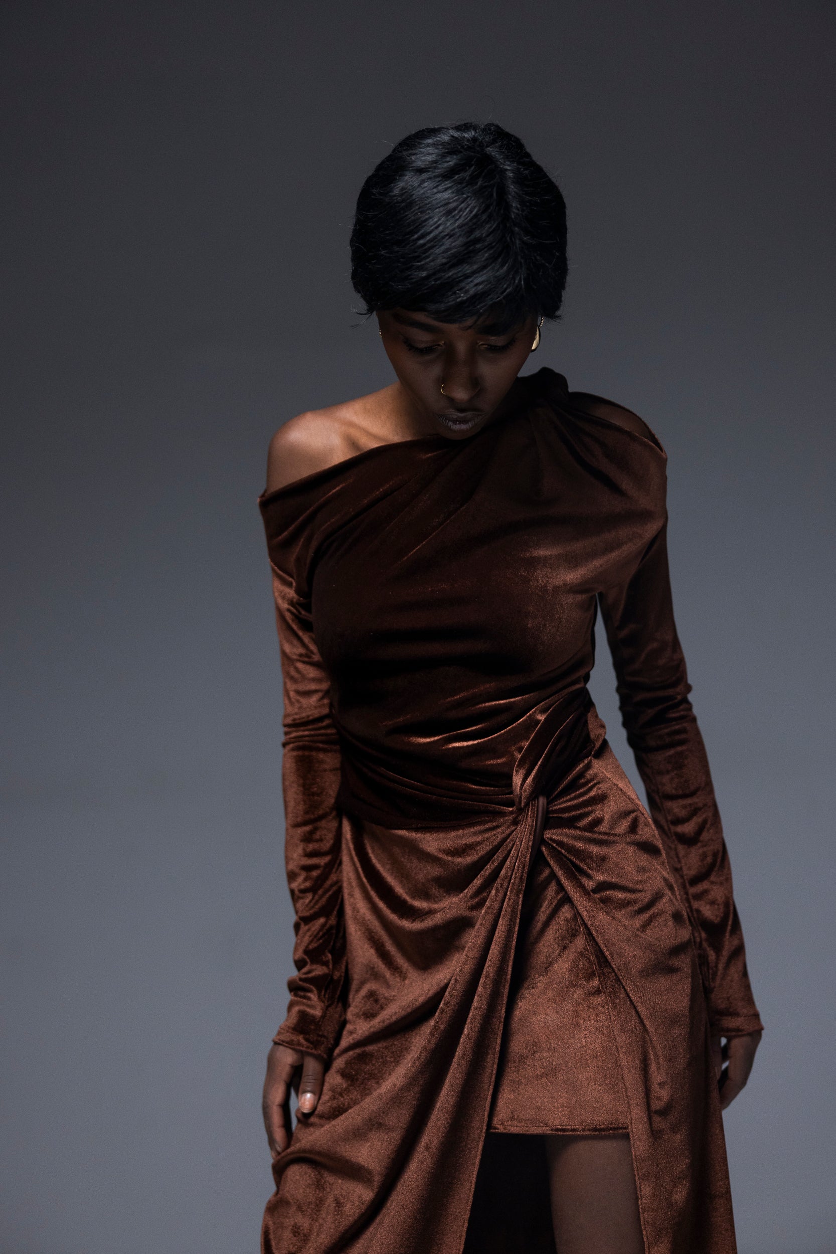 Rochie catifea cu drapaj, maro castaniu, Arlu