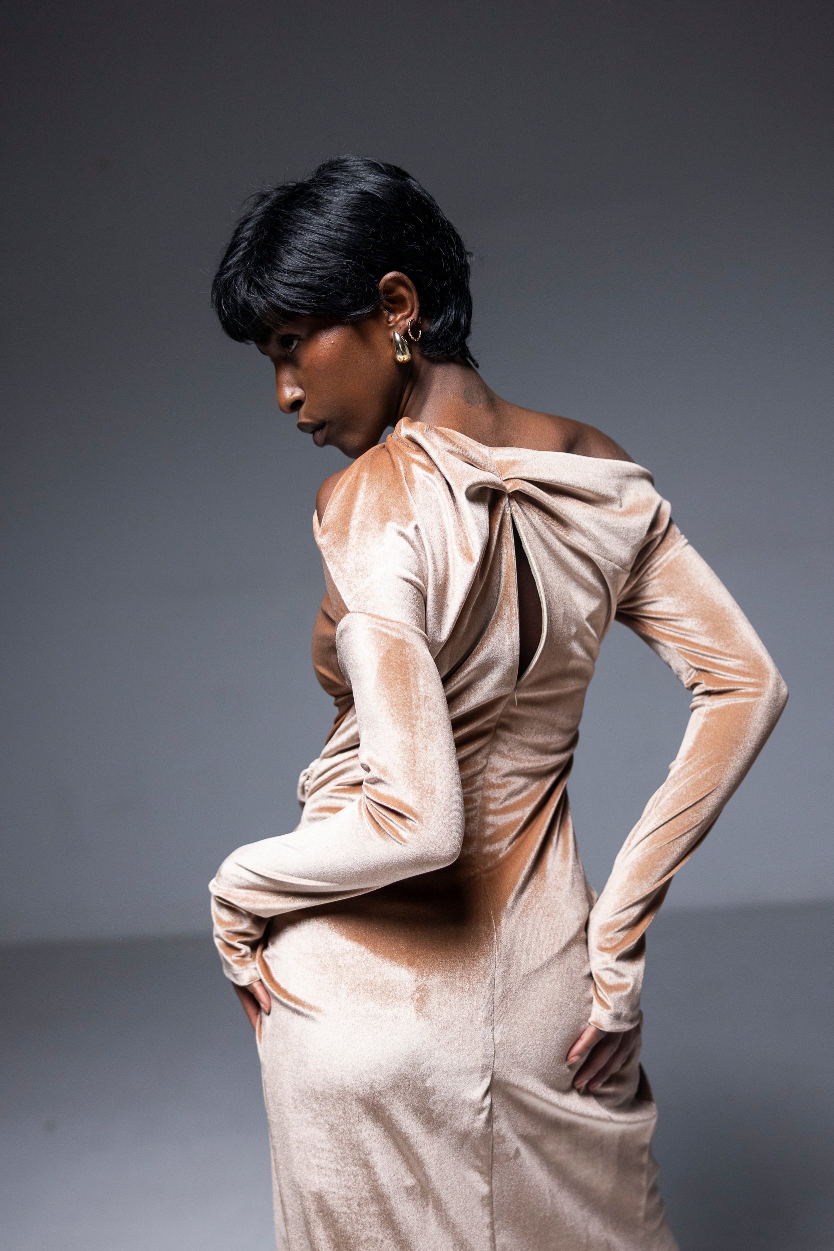 Rochie catifea cu drapaj, beige pudra, Arlu