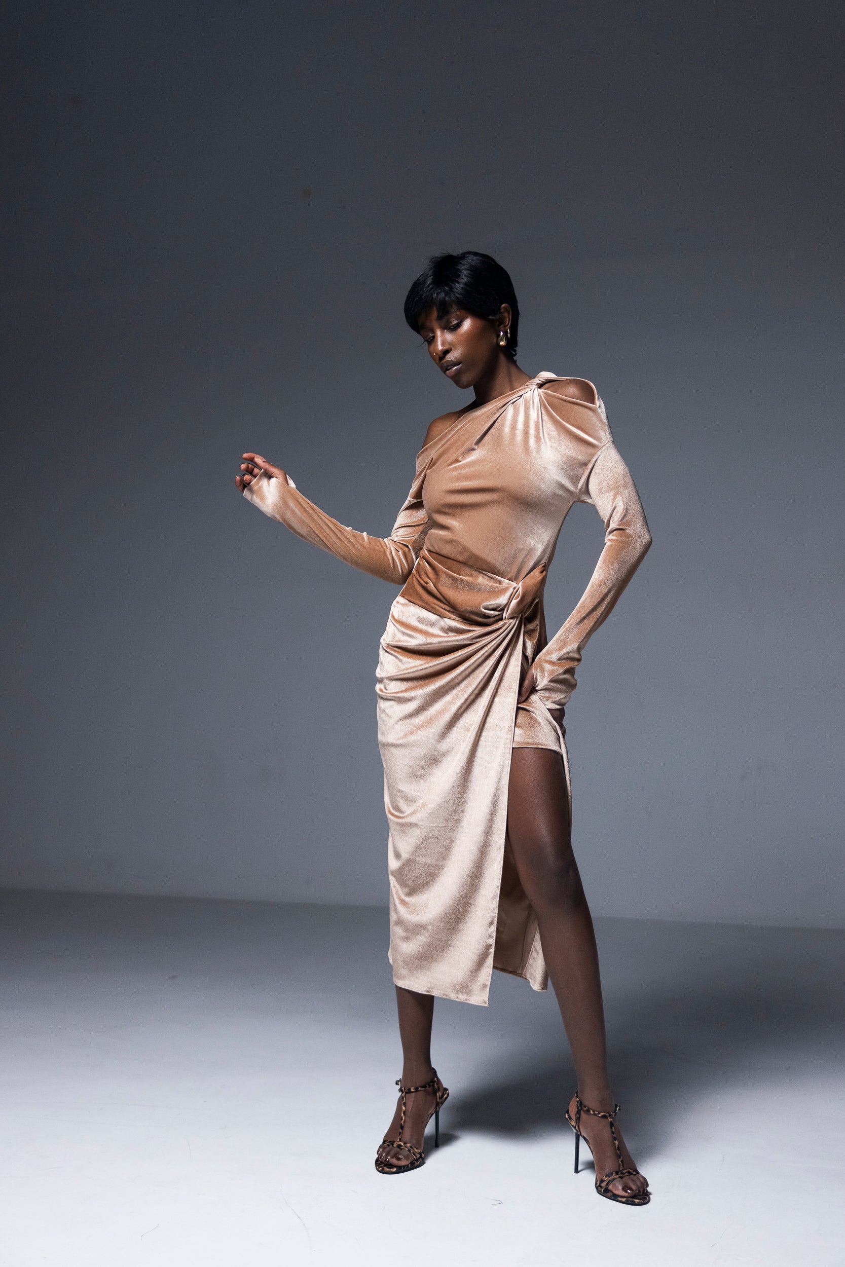 Rochie catifea cu drapaj, beige pudra, Arlu