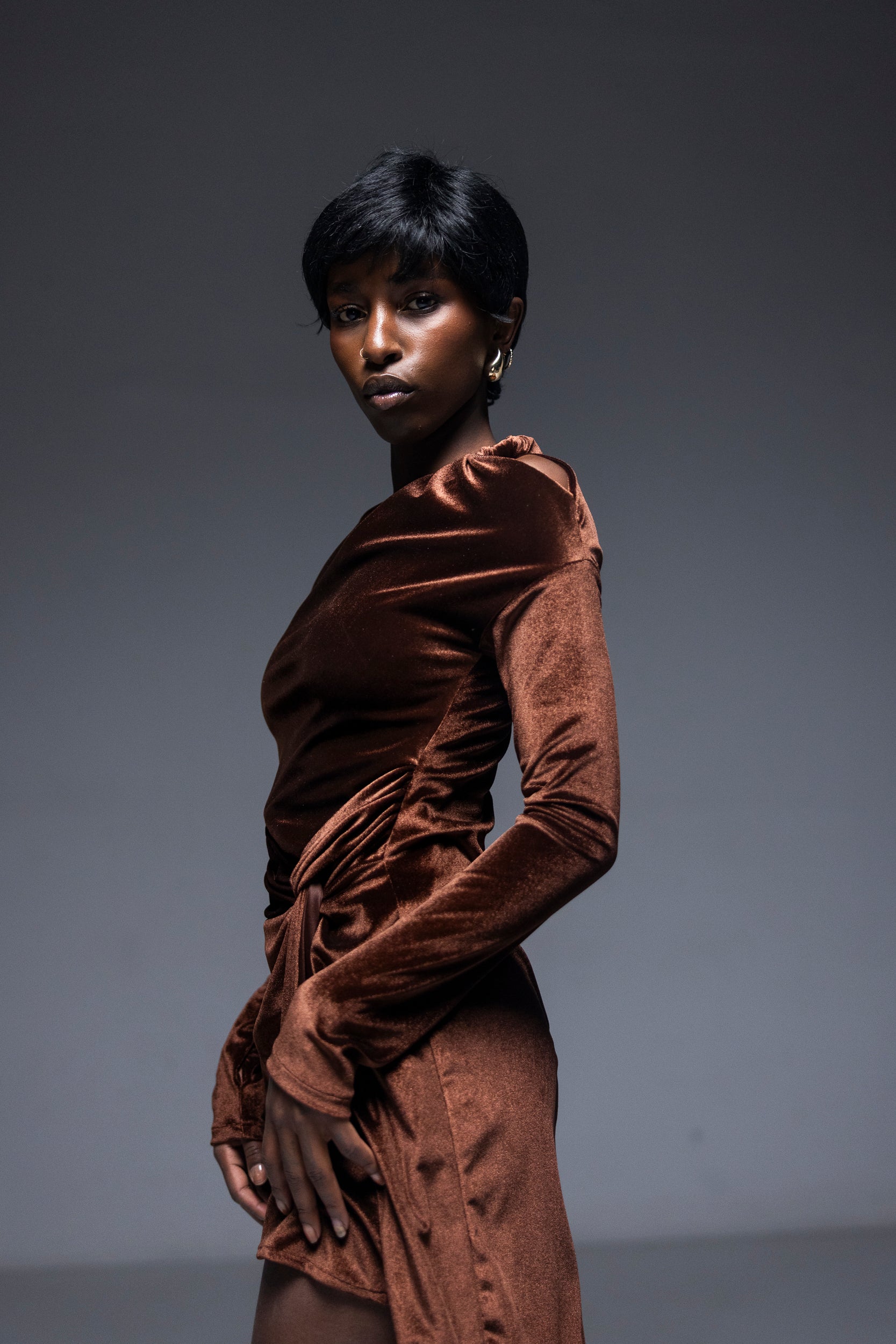 Rochie catifea cu drapaj, maro castaniu, Arlu