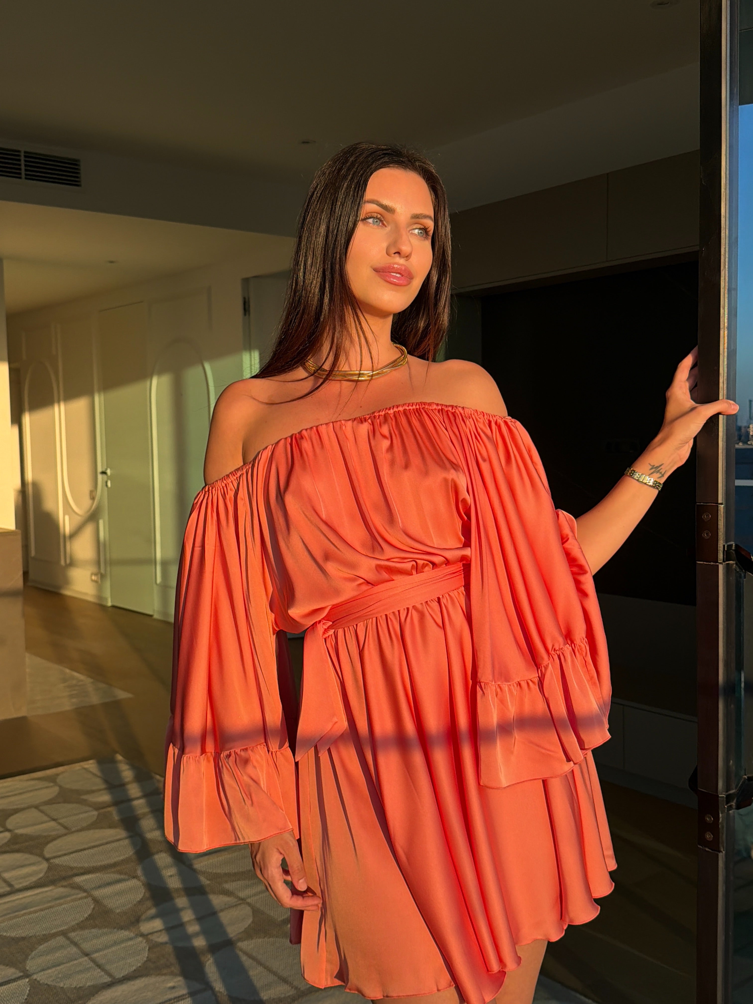 Coraline – Rochie Mini Coral cu Umeri Descoperiți și Mâneci Largi