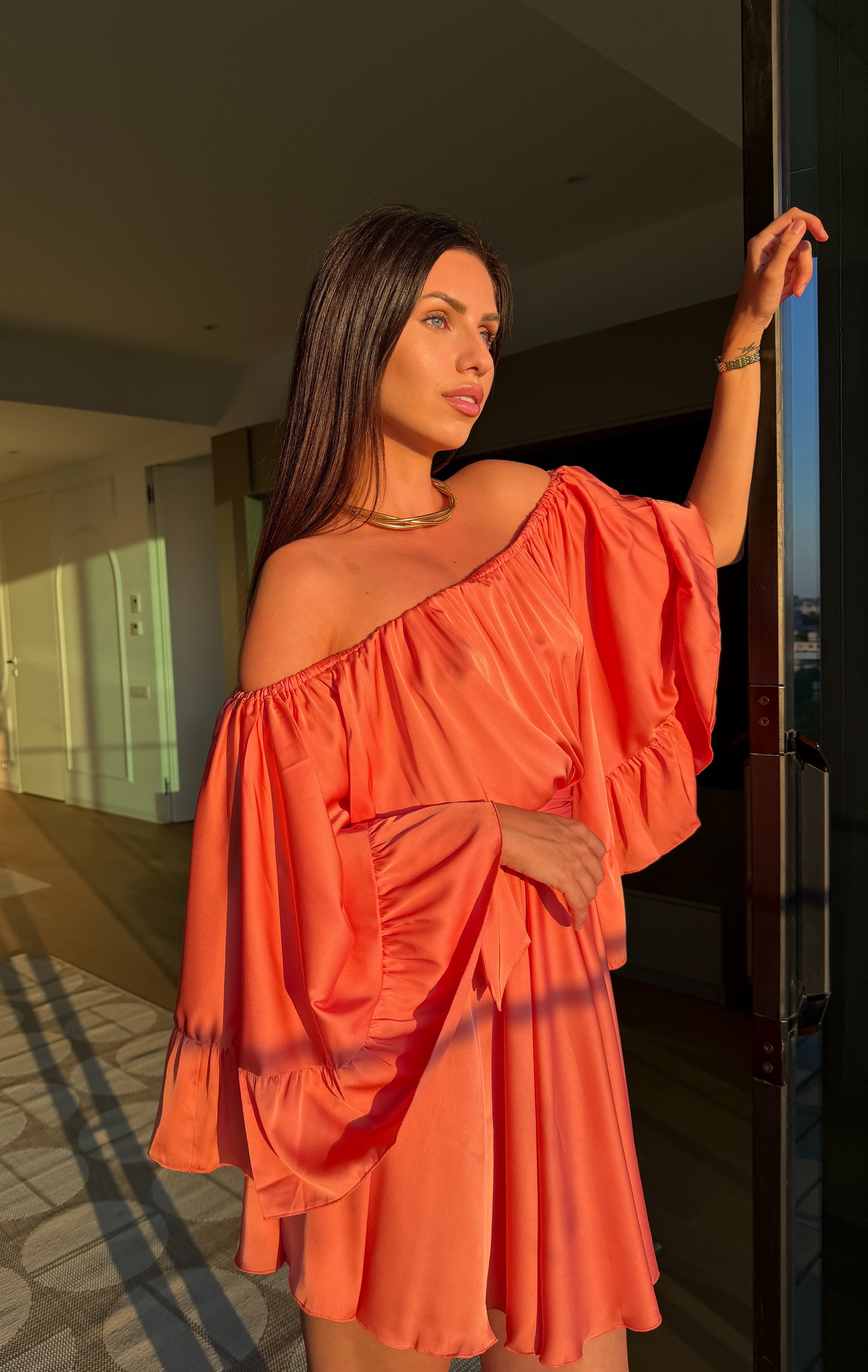 Coraline – Rochie Mini Coral cu Umeri Descoperiți și Mâneci Largi