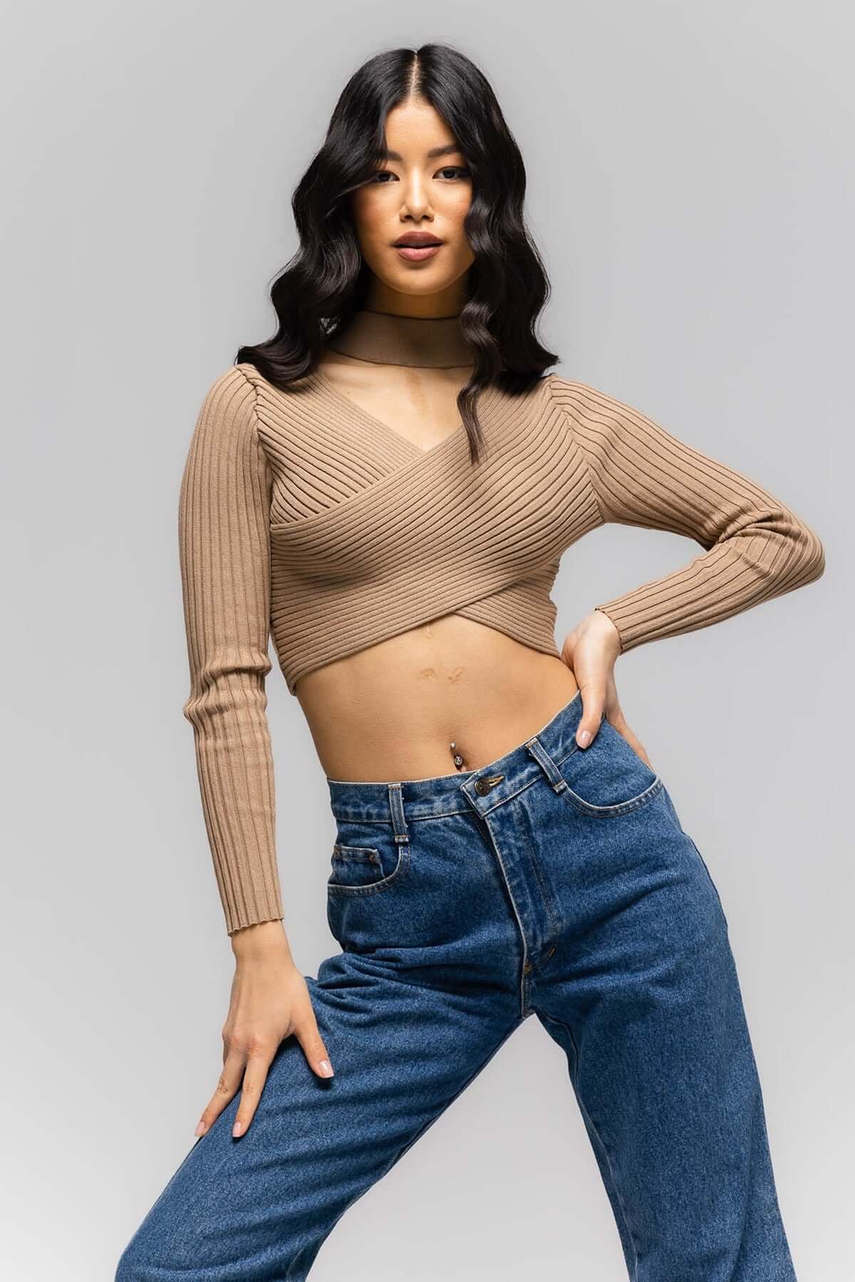 top bluza crem scurta bej crosetata cu maneca lunga