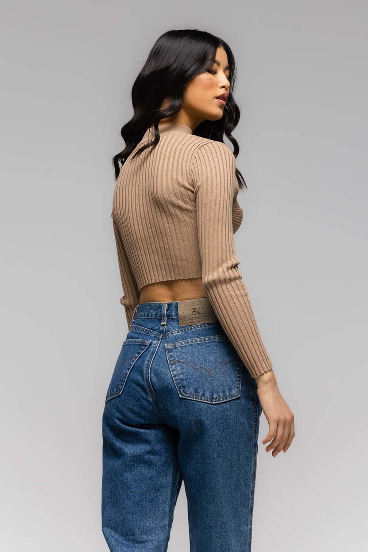 top bluza crem scurta bej crosetata cu maneca lunga