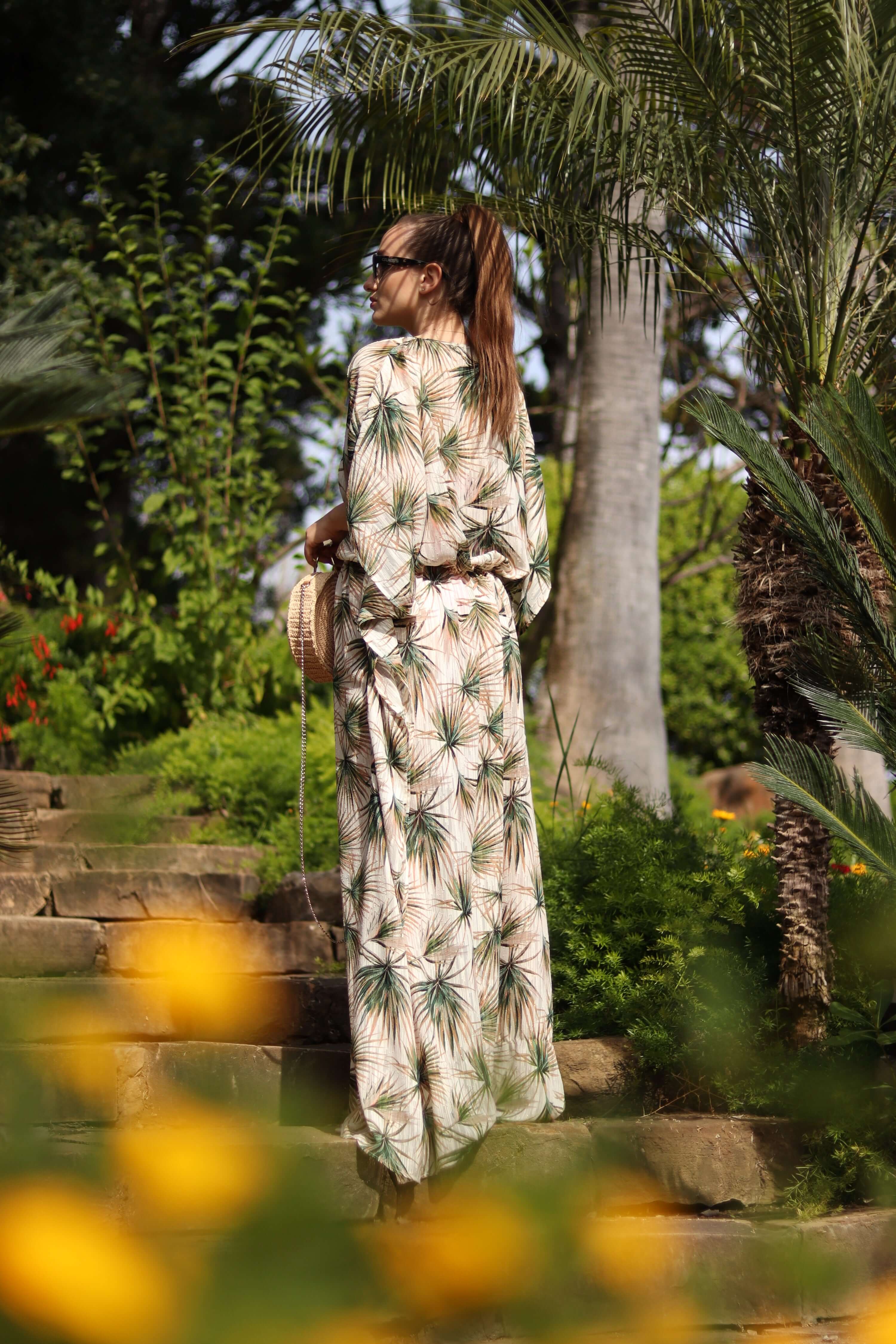 rochie lunga de plaja crem cu frunze verzi si insertii aurii