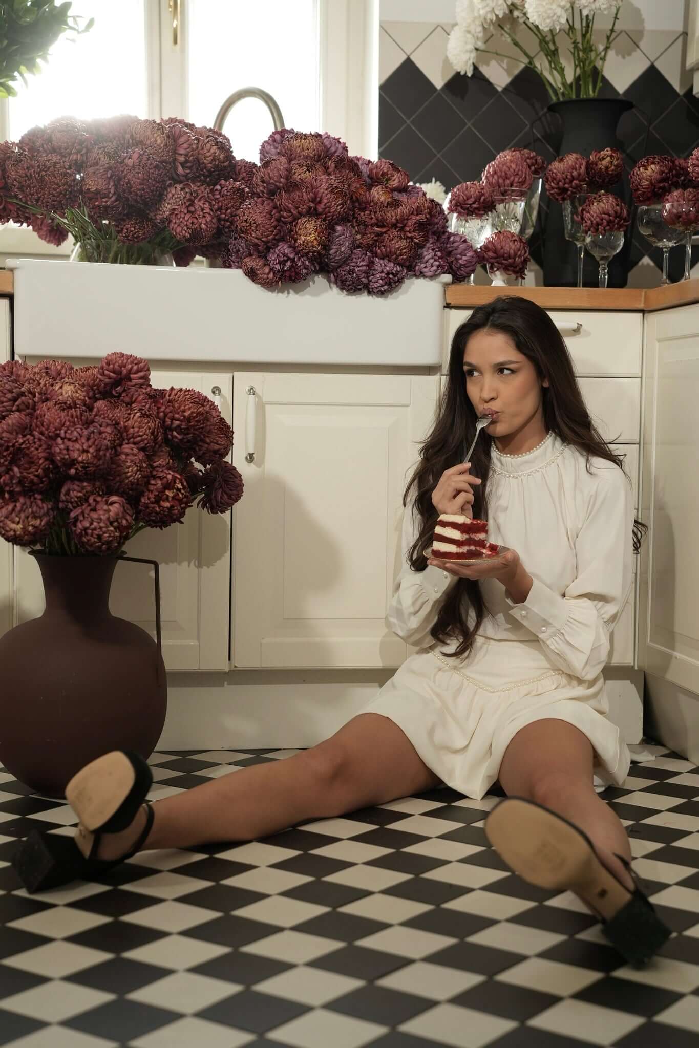 bluza maneca lunga bej perle fusta scurta crem ivoire cu brau bufanta