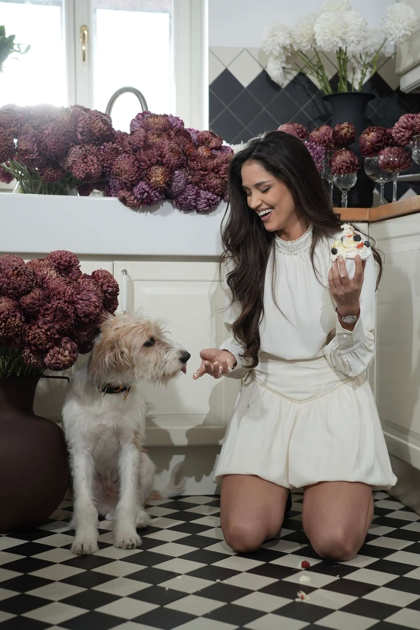 bluza maneca lunga bej perle fusta scurta crem ivoire cu brau bufanta