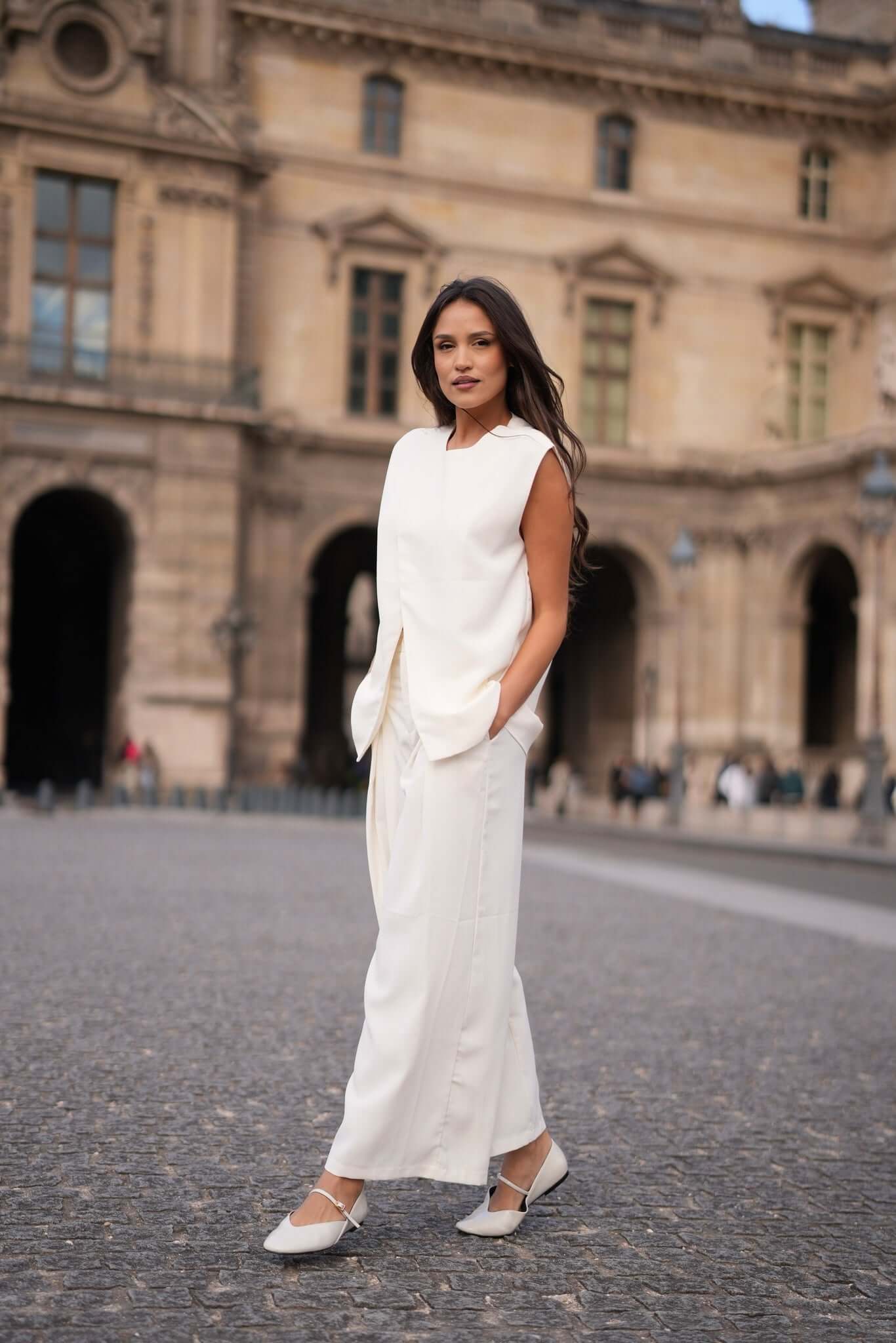 costum alb pantaloni lungi albi largi bluza fara maneca alba