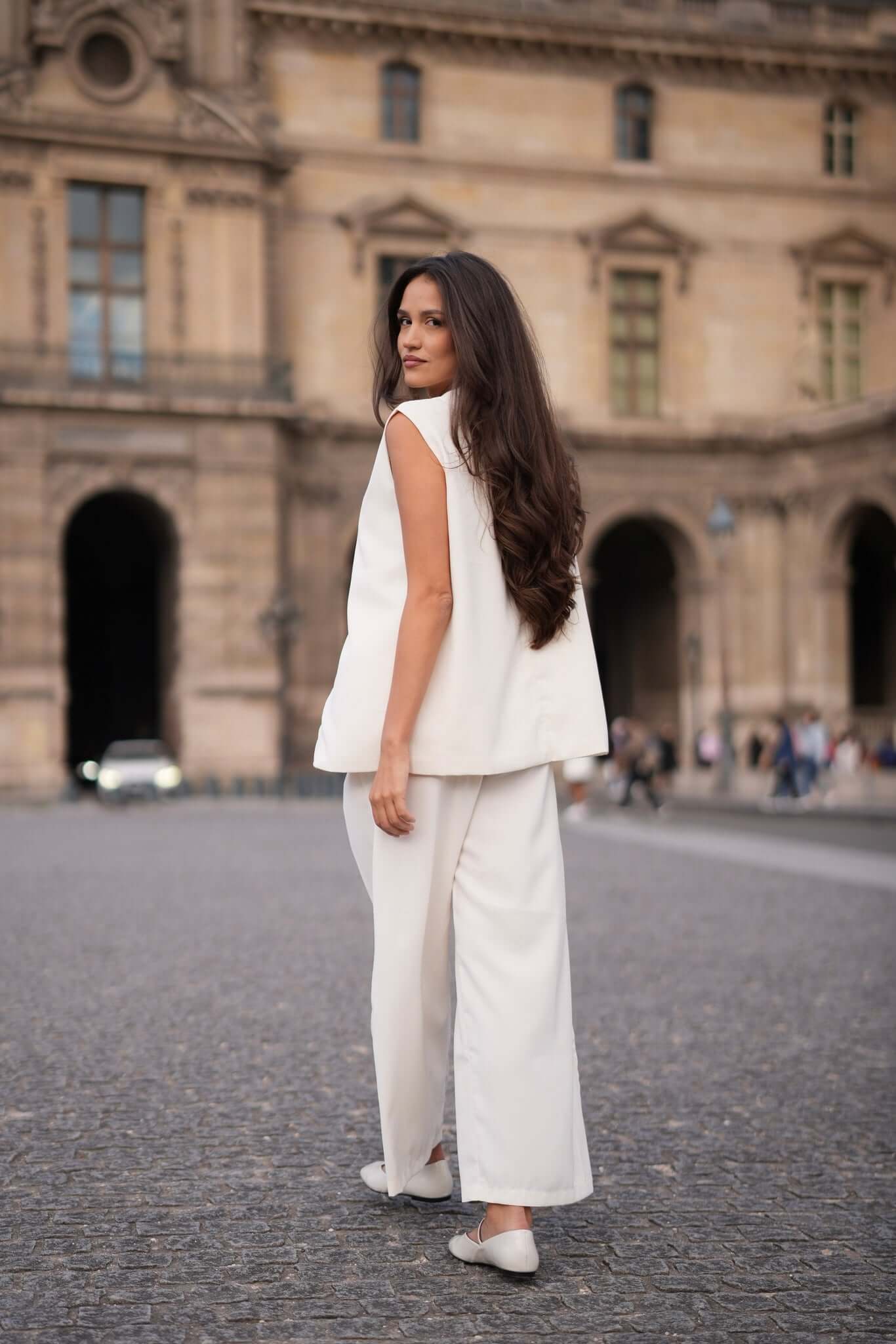 costum alb pantaloni lungi albi largi bluza fara maneca alba