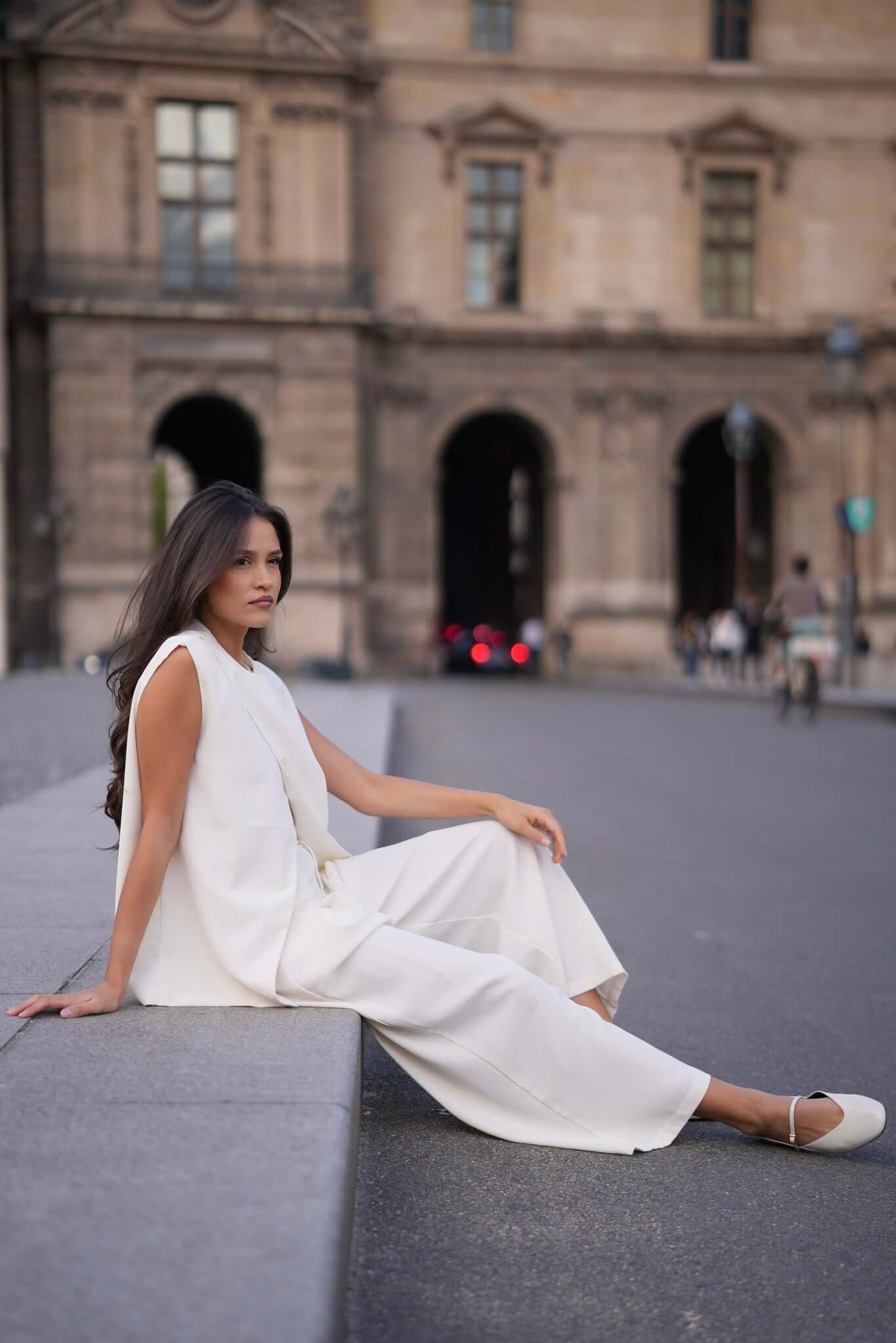 costum alb pantaloni lungi albi largi bluza fara maneca alba