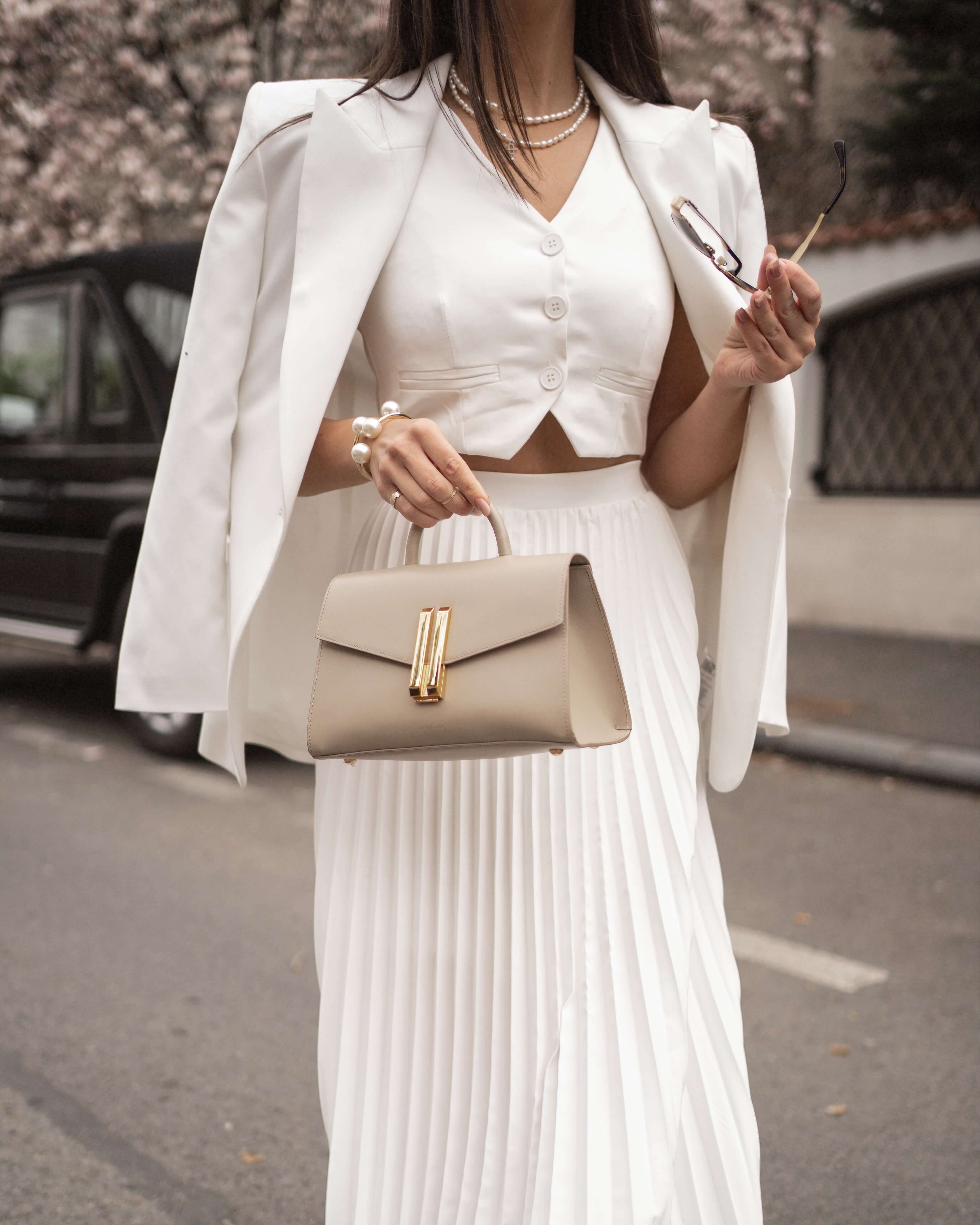 Set cu Vesta si Fusta Plisata, Alb, Muse