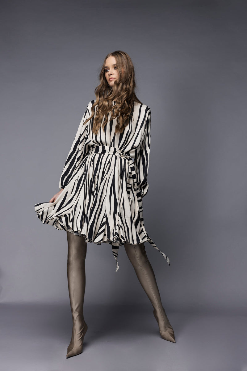 rochie scurta vaporoasa cu manece bufante supradimensionate in dungi alb cu negru zebra