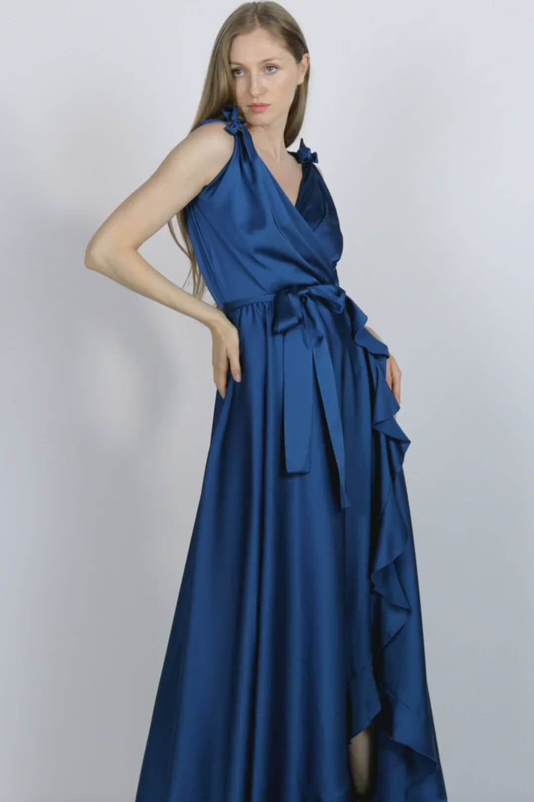 rochie lunga vaporoasa albastra cu cordon si volanase