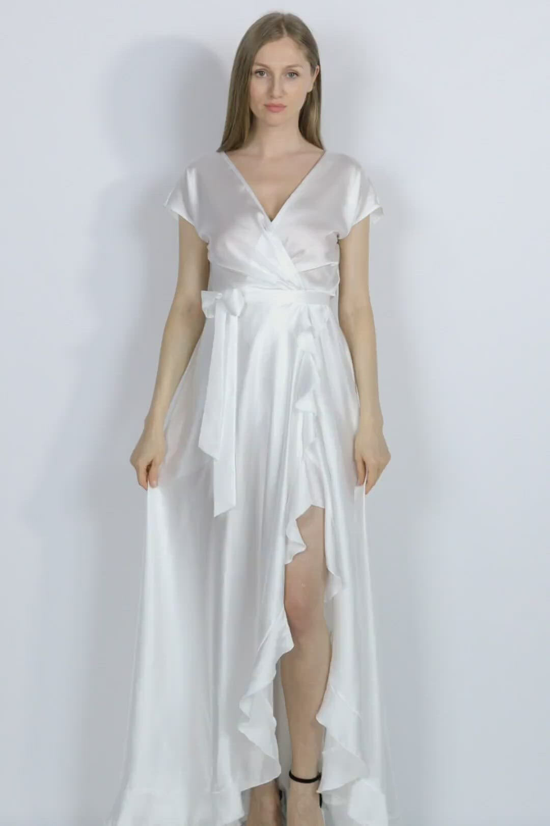 rochie lunga alba vaporoasa cu cordon si volanase