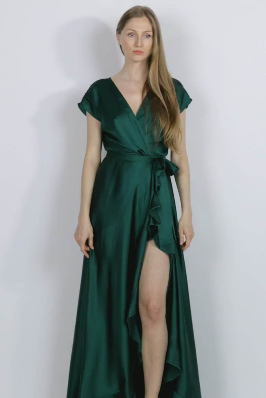 rochie lunga verde vaporoasa cu cordon si volanase