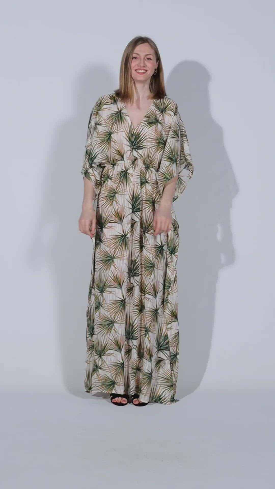 rochie lunga de plaja crem cu frunze verzi si insertii aurii