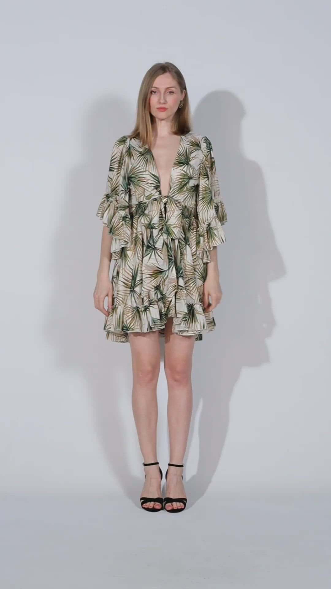 rochie scurta de plaja crem cu frunze verzi si insertii aurii cu volanase petrecuta