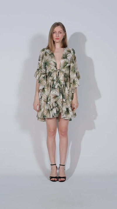 rochie scurta de plaja crem cu frunze verzi si insertii aurii cu volanase petrecuta