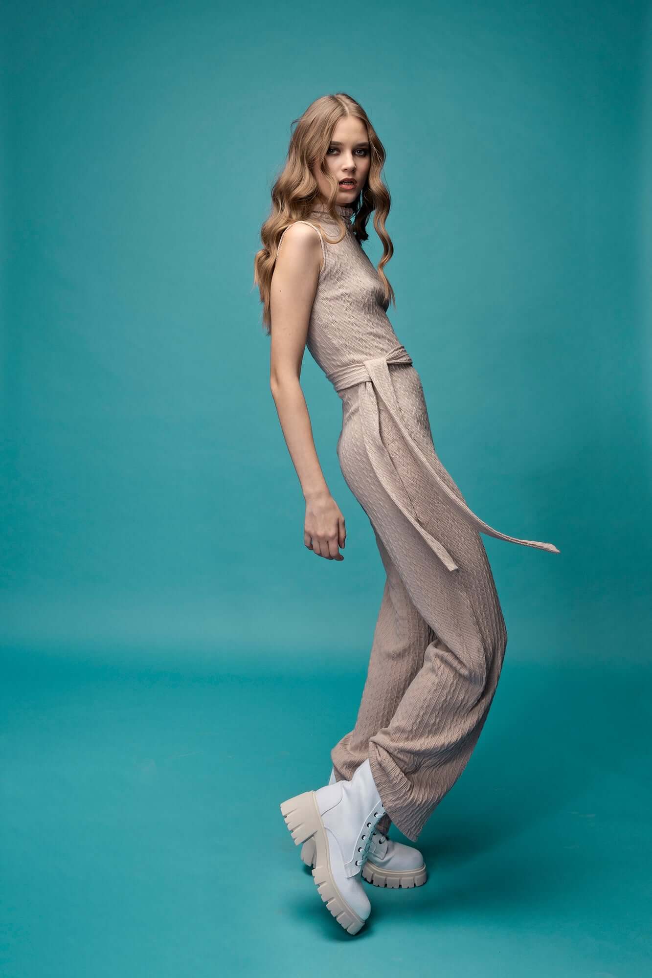 salopeta crem bej crosetata pantaloni lungi