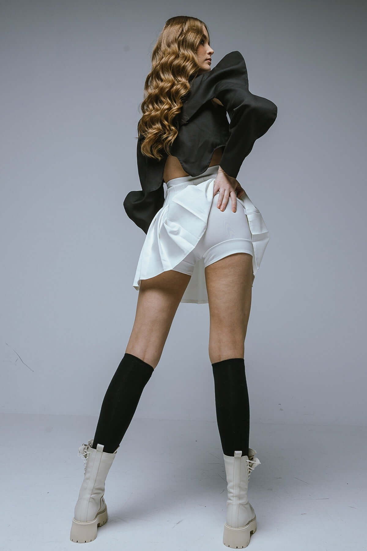 fusta pantalon alba scurta